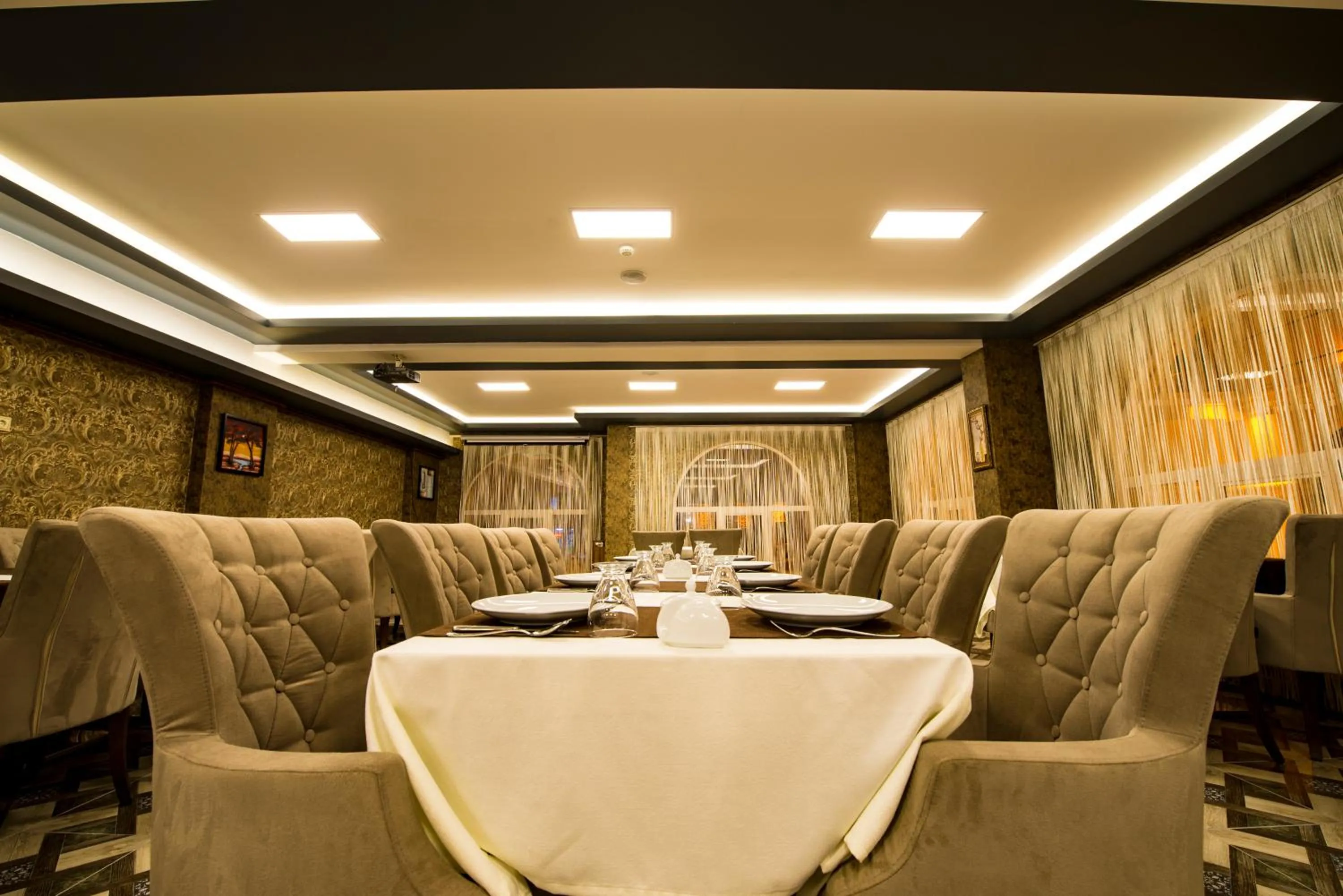 Food and drinks in Kars-i Si̇ri̇n Otel