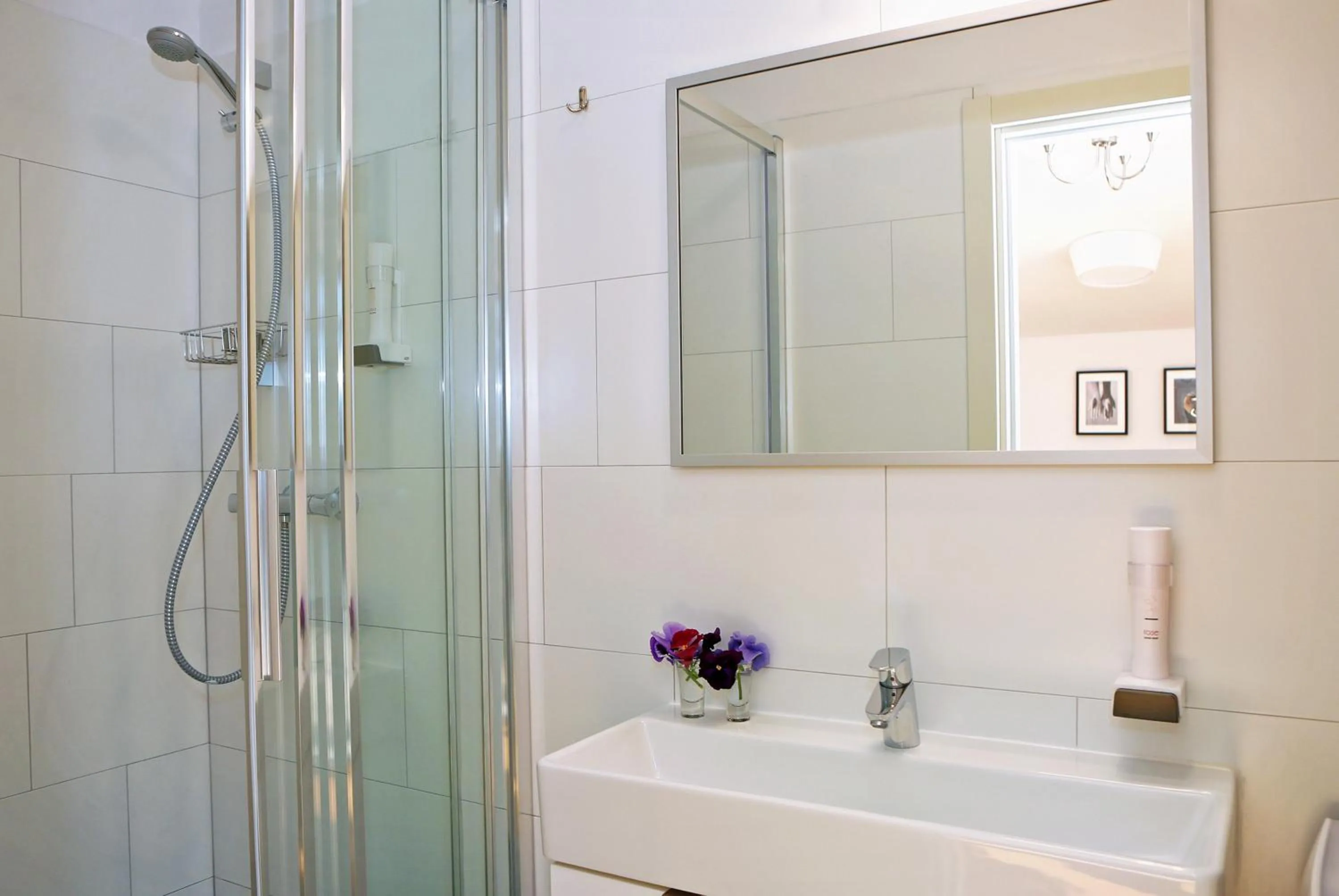 Shower in Hotel Delfin