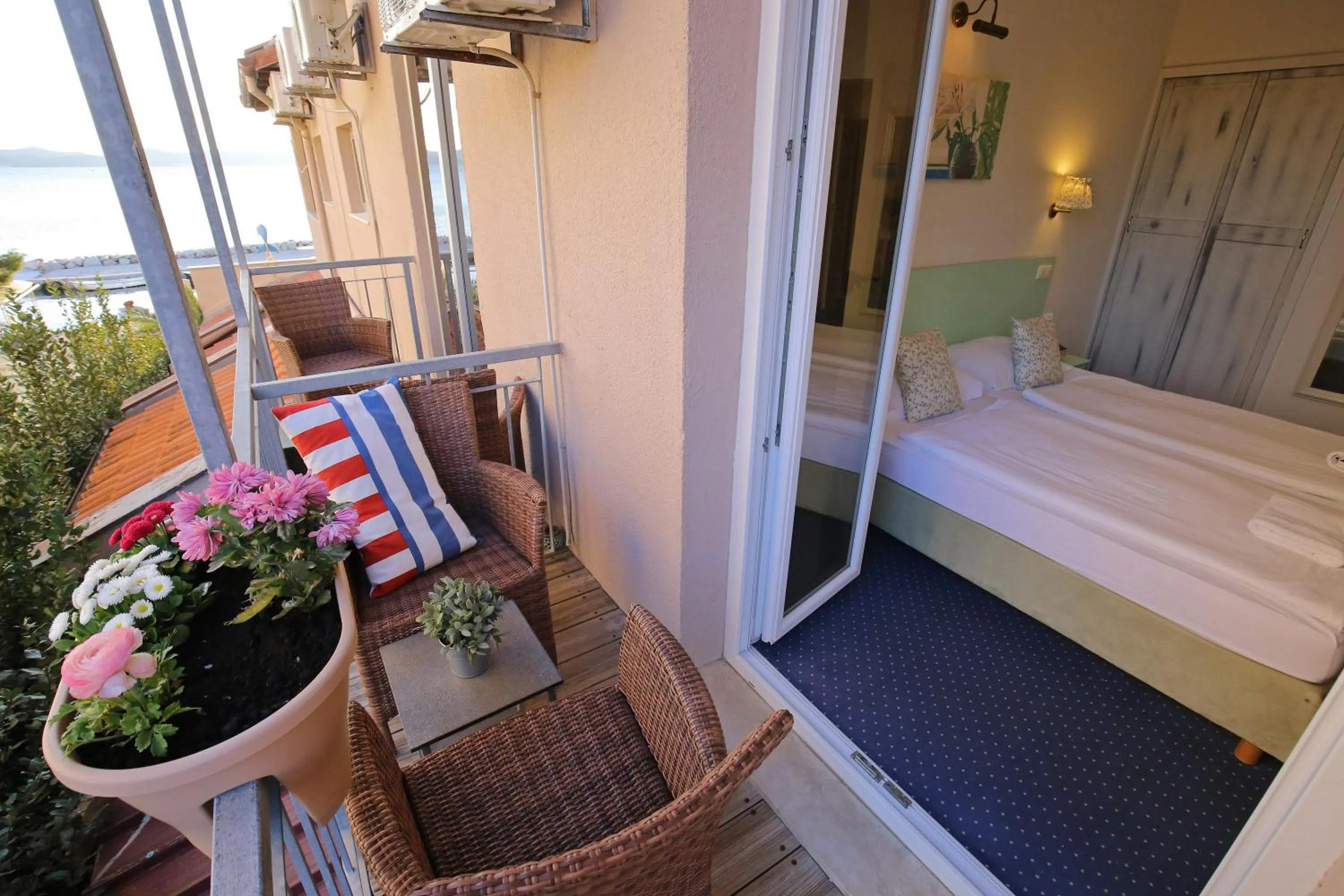 Balcony/Terrace, Bed in Hotel Delfin