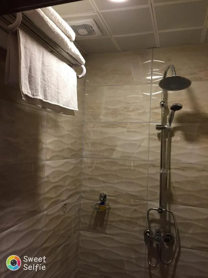 Bathroom in Göznur Otel