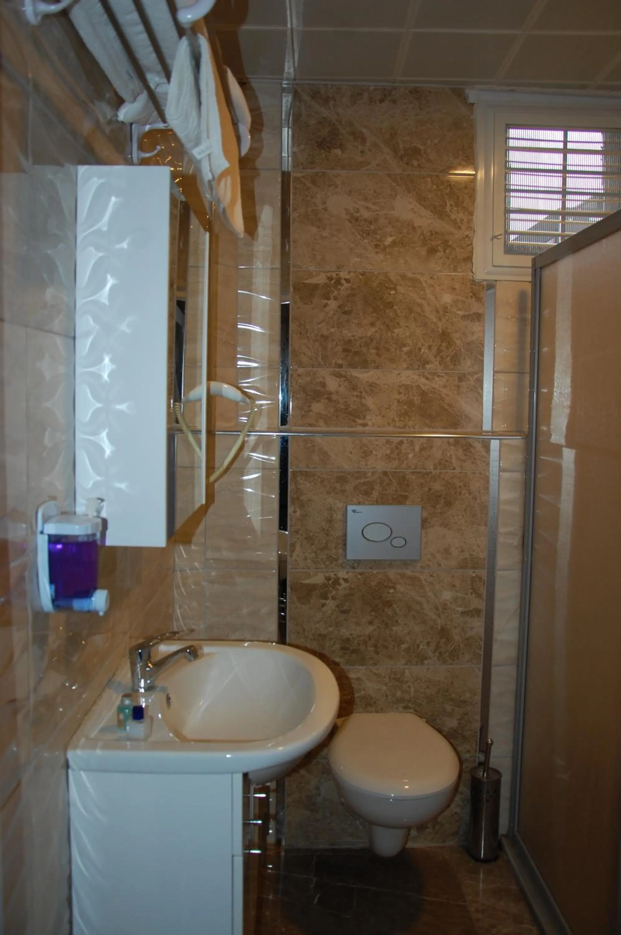 Bathroom in Göznur Otel