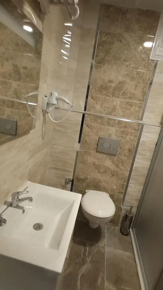 Bathroom in Göznur Otel