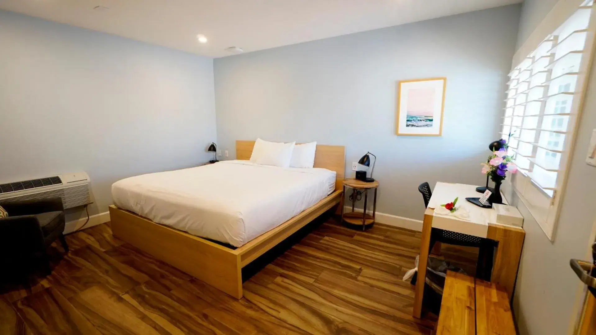 Deluxe King Room in El Royale Gardens Near Universal Studios Deluxe King Room in El Royale Gardens Near Universal Studios