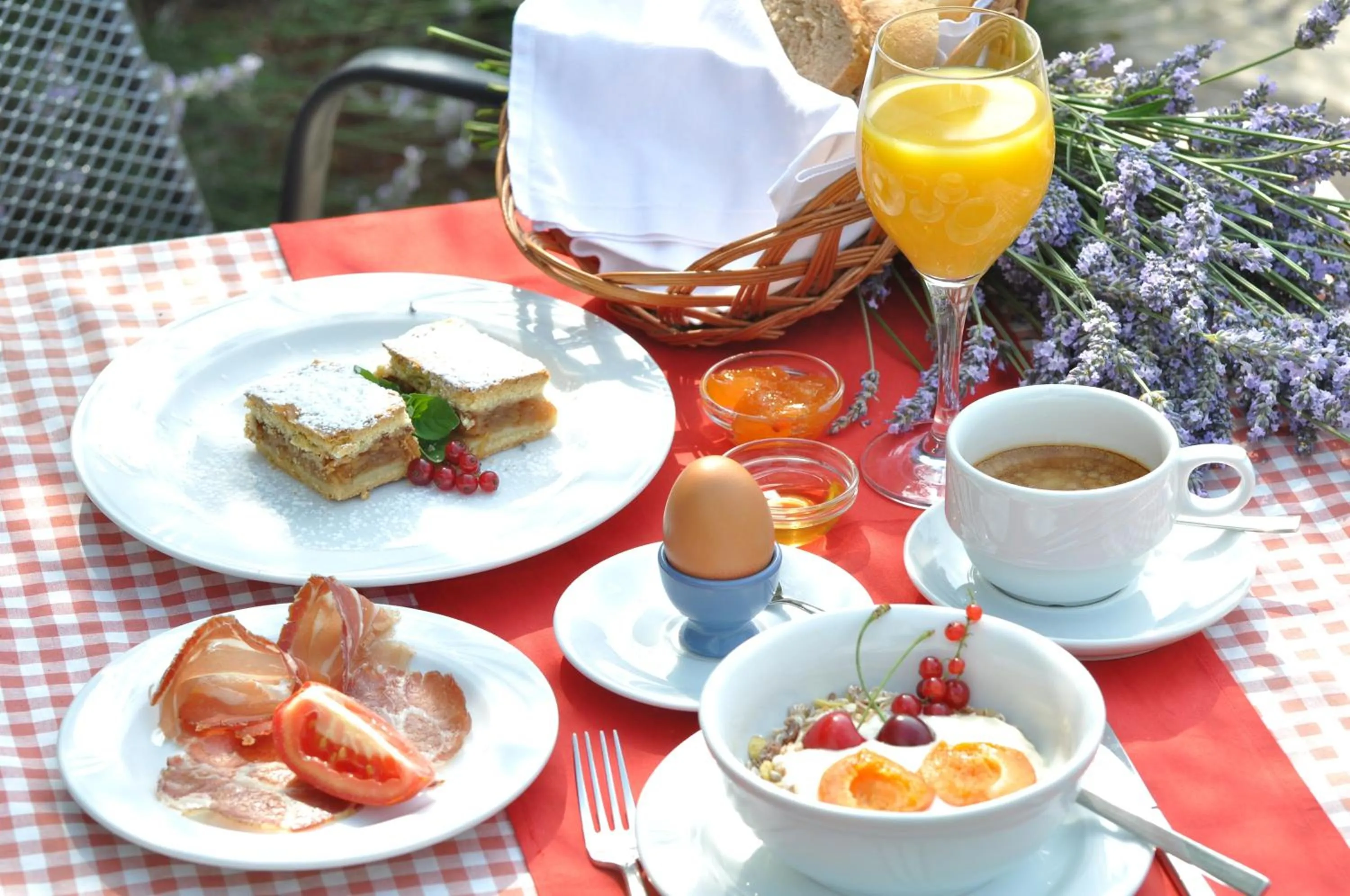 Food and drinks in Casa Romantica La Parenzana