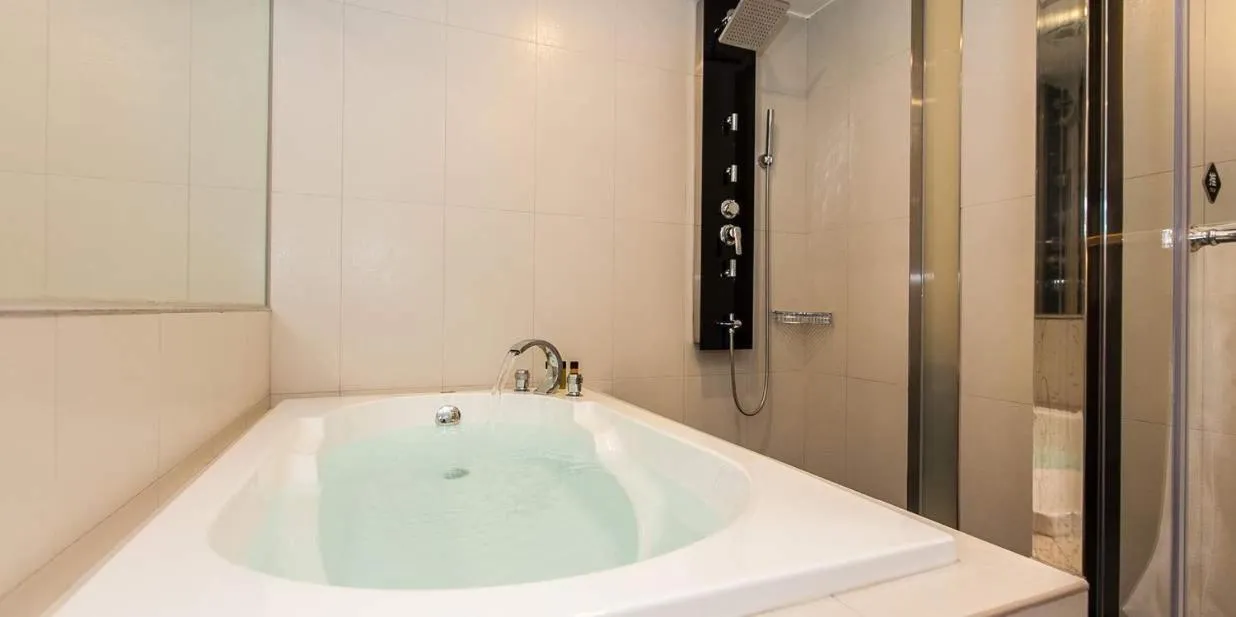 Bath in Fairytale Yi Su Hotspring Hotel