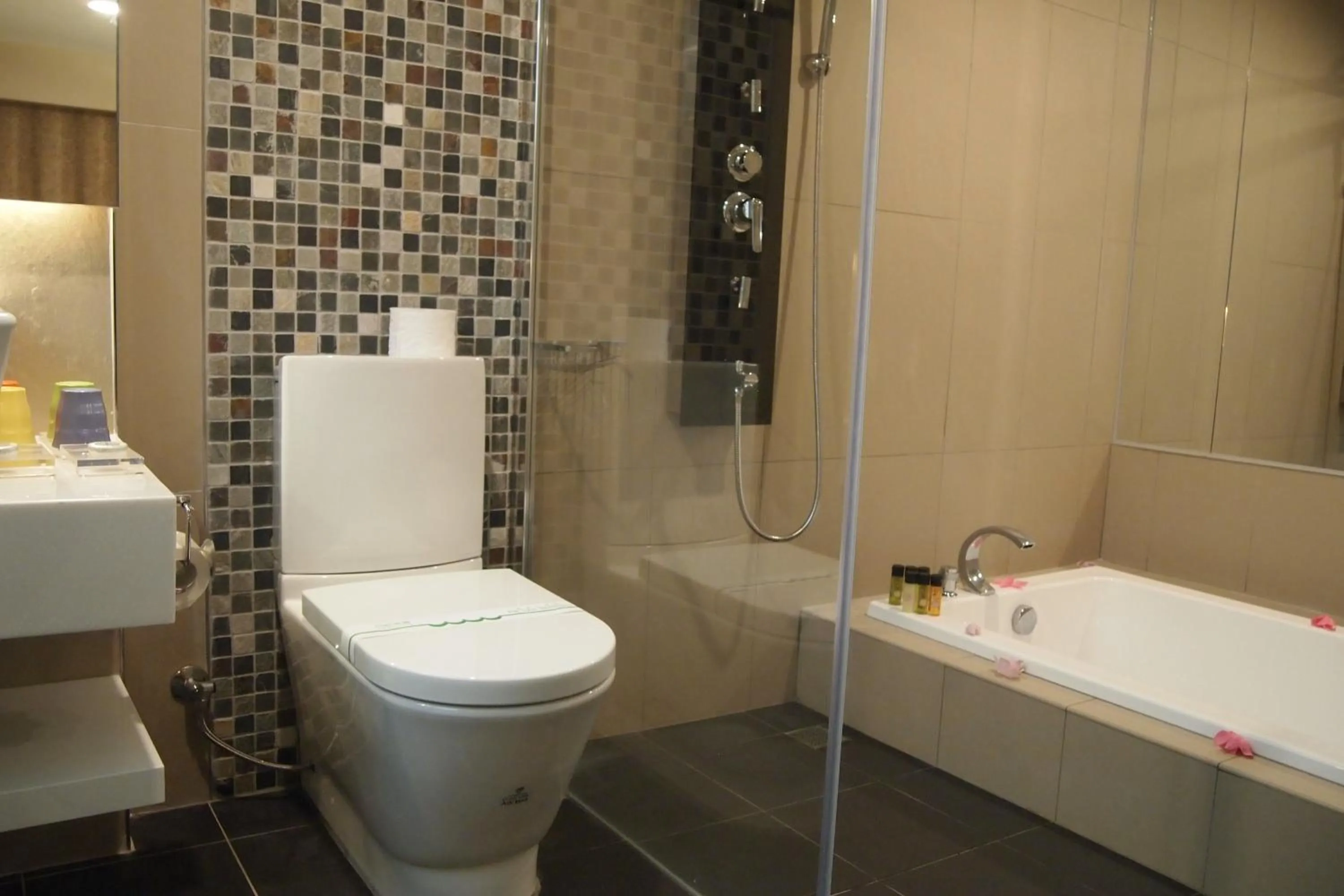 Shower in Fairytale Yi Su Hotspring Hotel