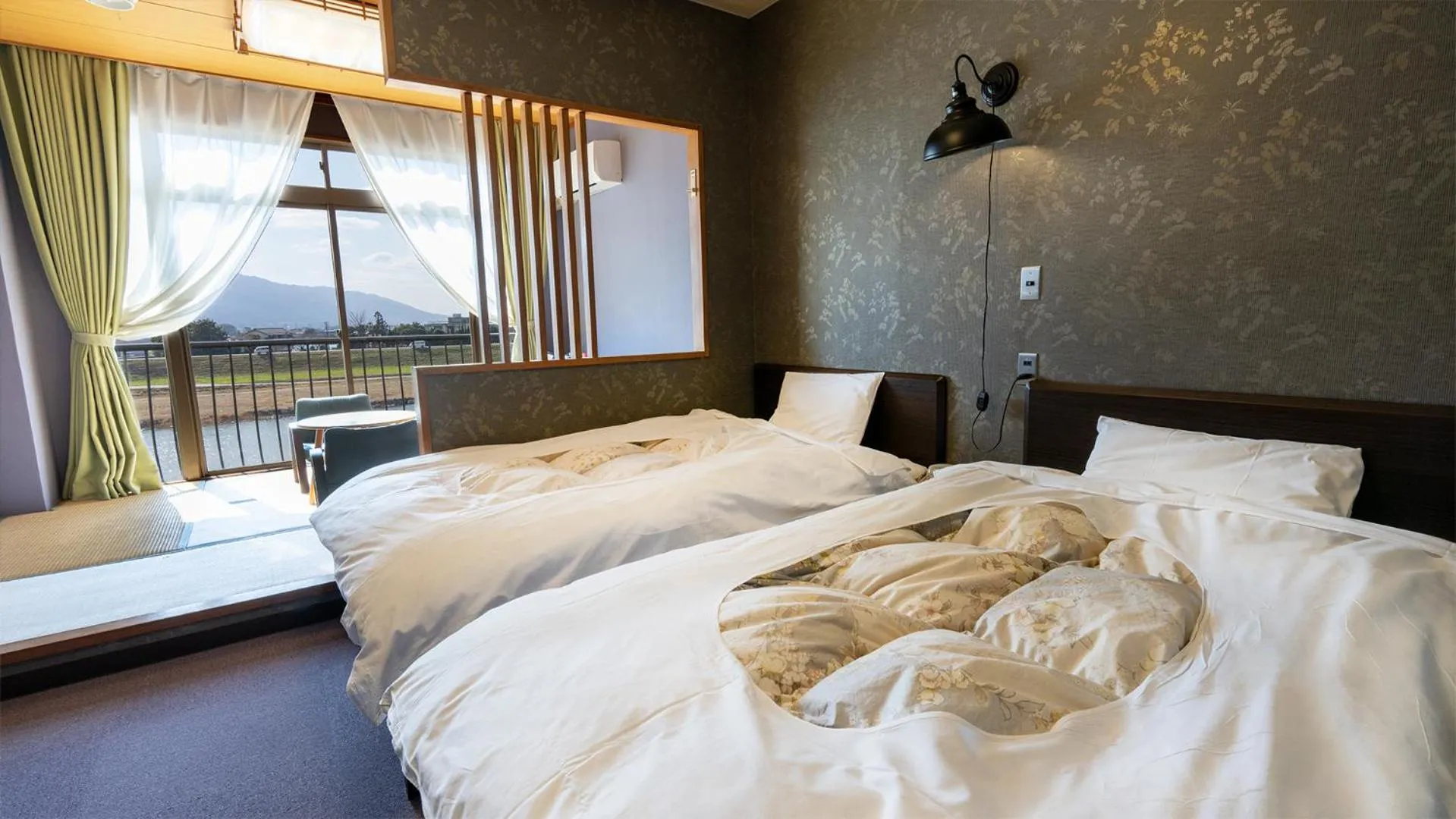 Photo of the whole room, Bed in Enmeikan