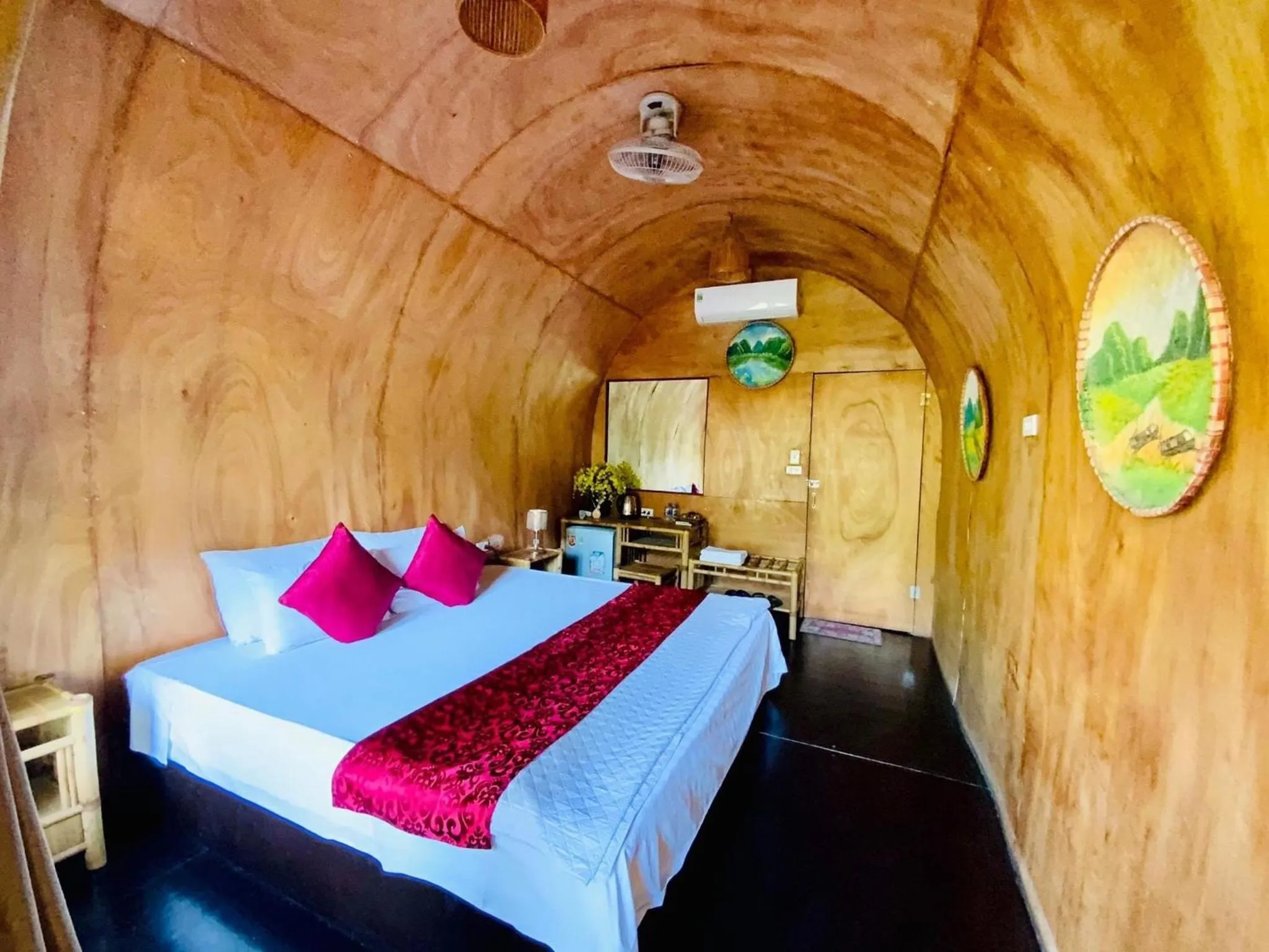 Photo of the whole room, Bed in Tam Coc Bungalow