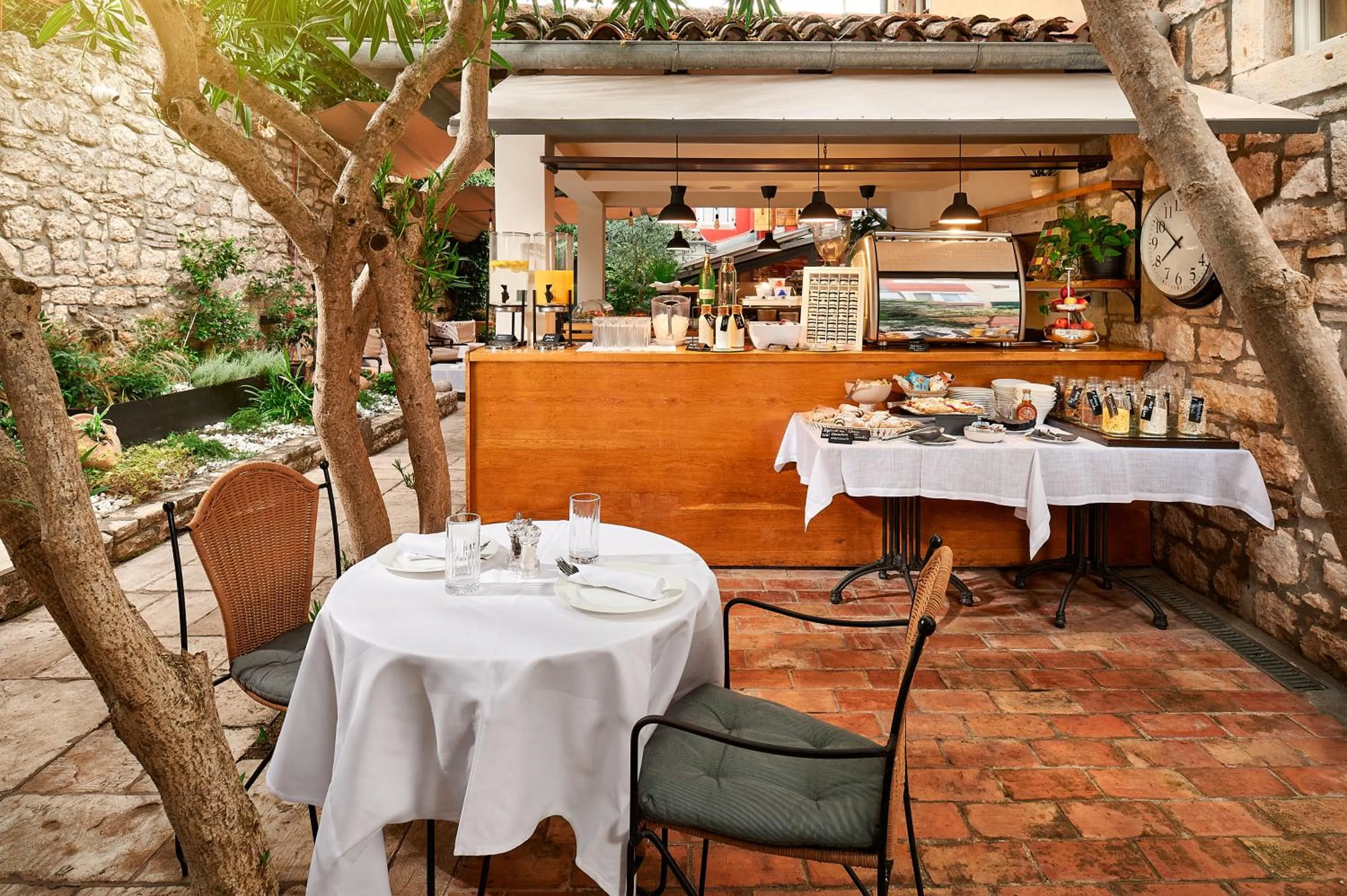 Patio in Hotel Angelo d'Oro
