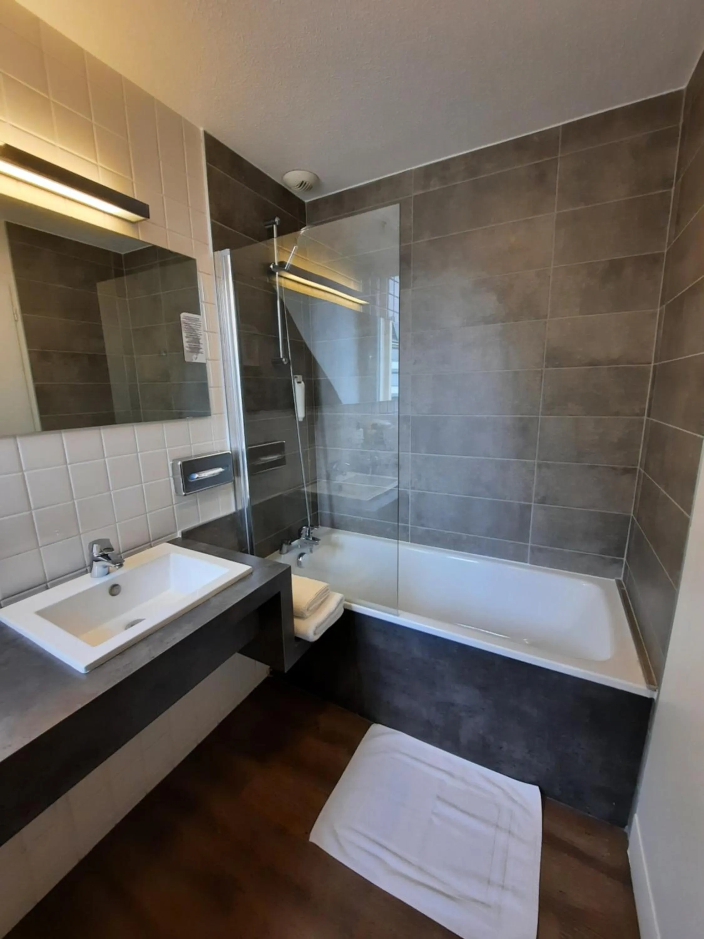 Bathroom in Hôtel des Princes, Chambéry Centre