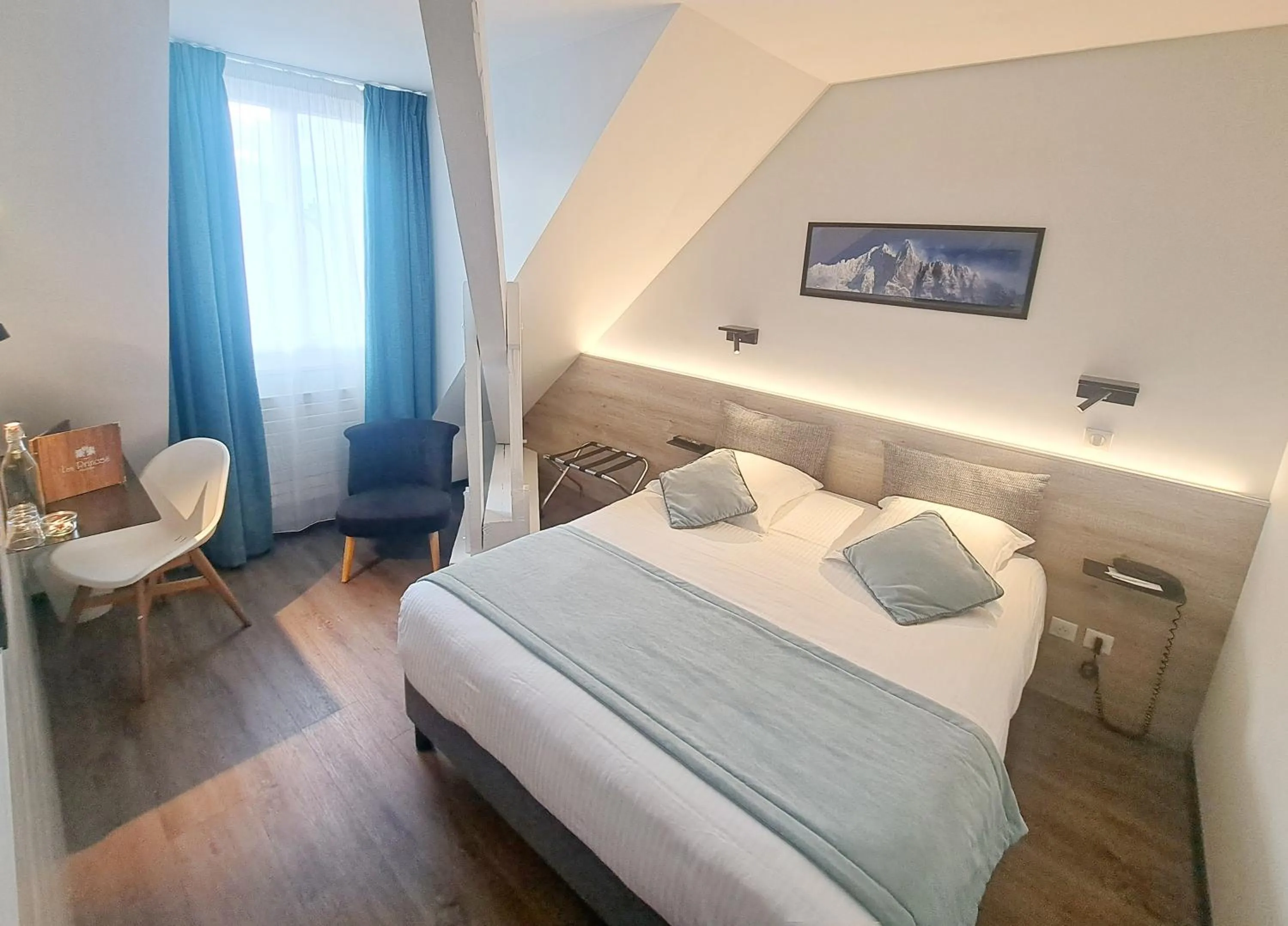 Photo of the whole room, Bed in Hôtel des Princes, Chambéry Centre