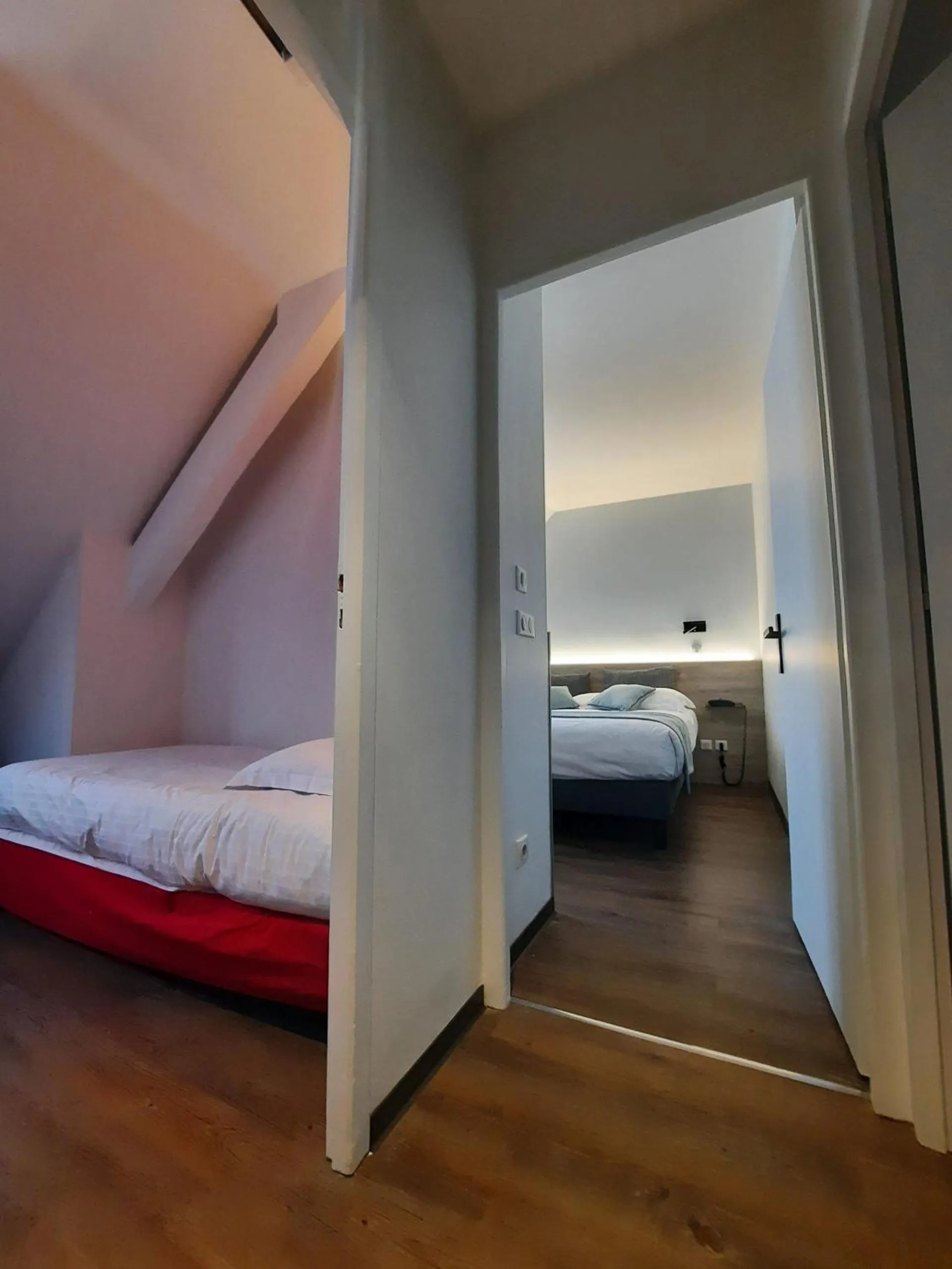 Photo of the whole room, Bed in Hôtel des Princes, Chambéry Centre