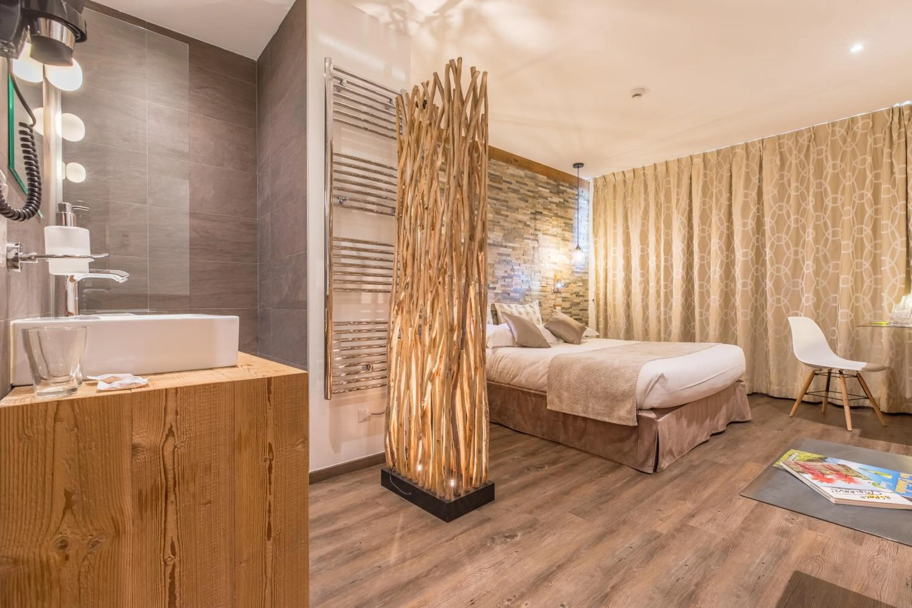 Photo of the whole room, Bed in Hôtel des Princes, Chambéry Centre