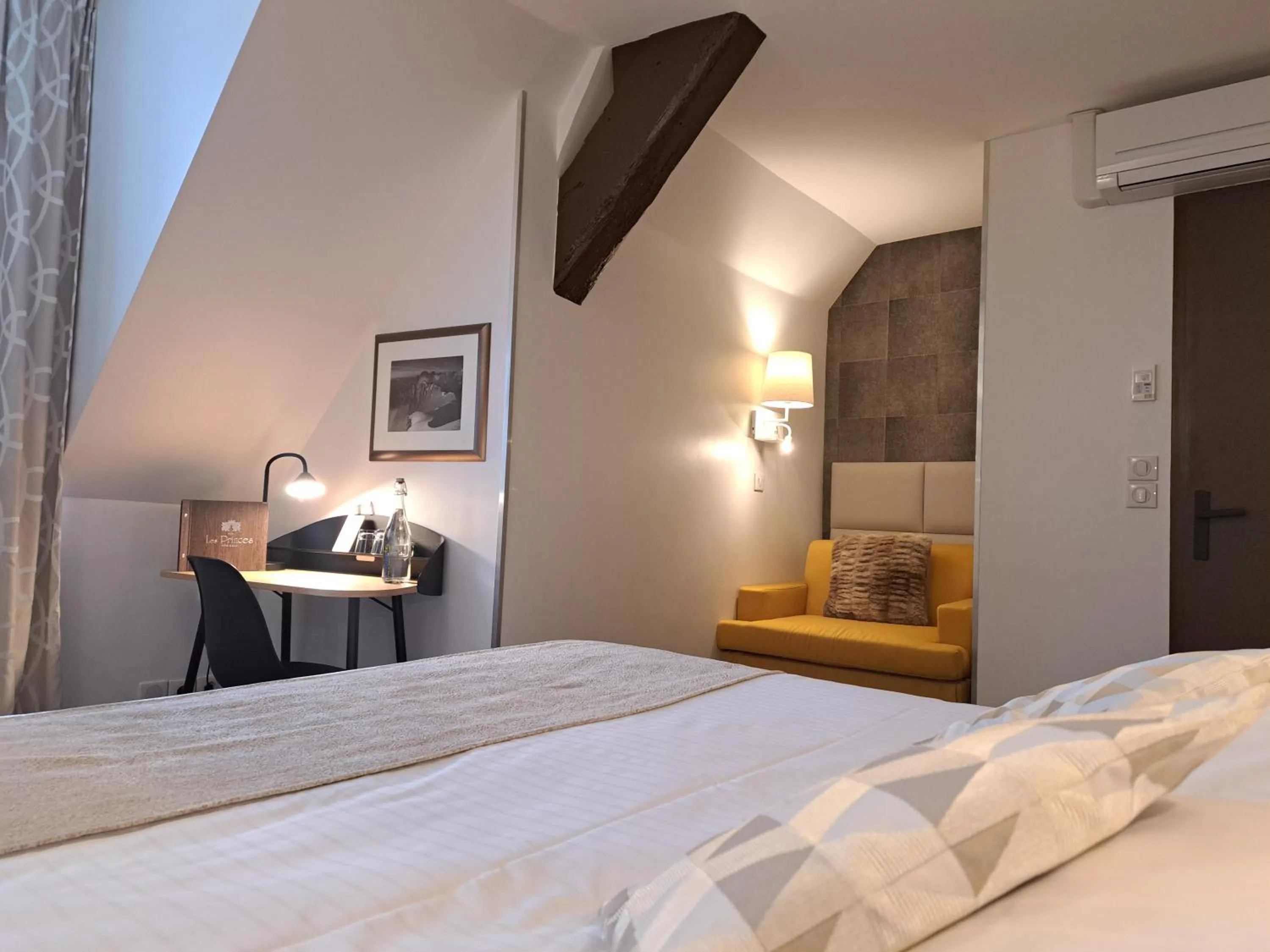 Photo of the whole room, Bed in Hôtel des Princes, Chambéry Centre