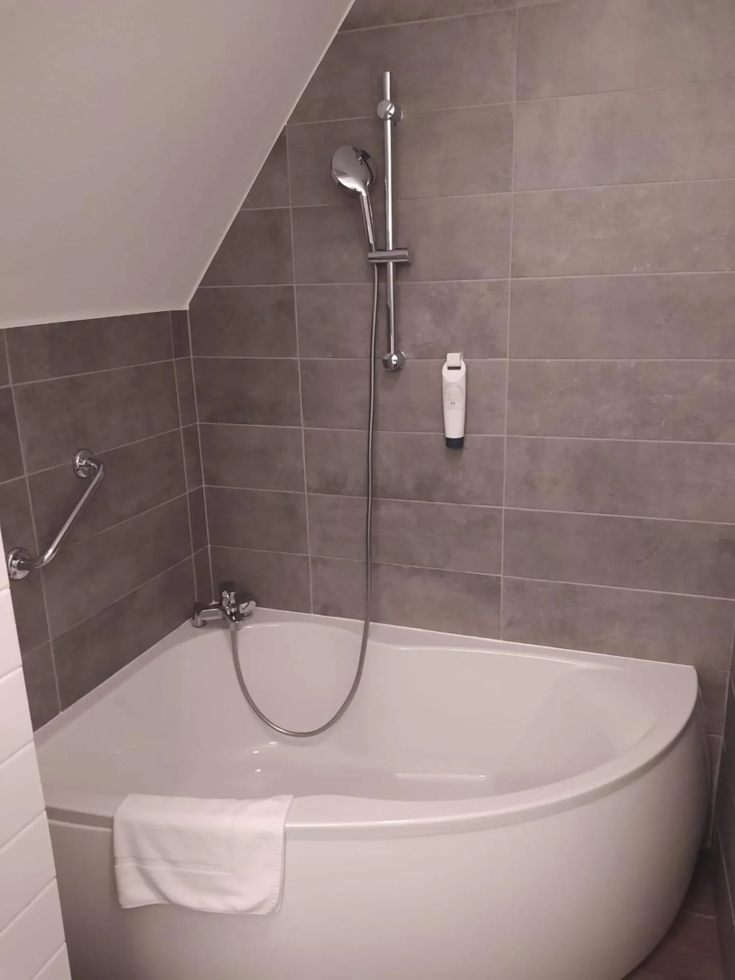 Bathroom in Hôtel des Princes, Chambéry Centre