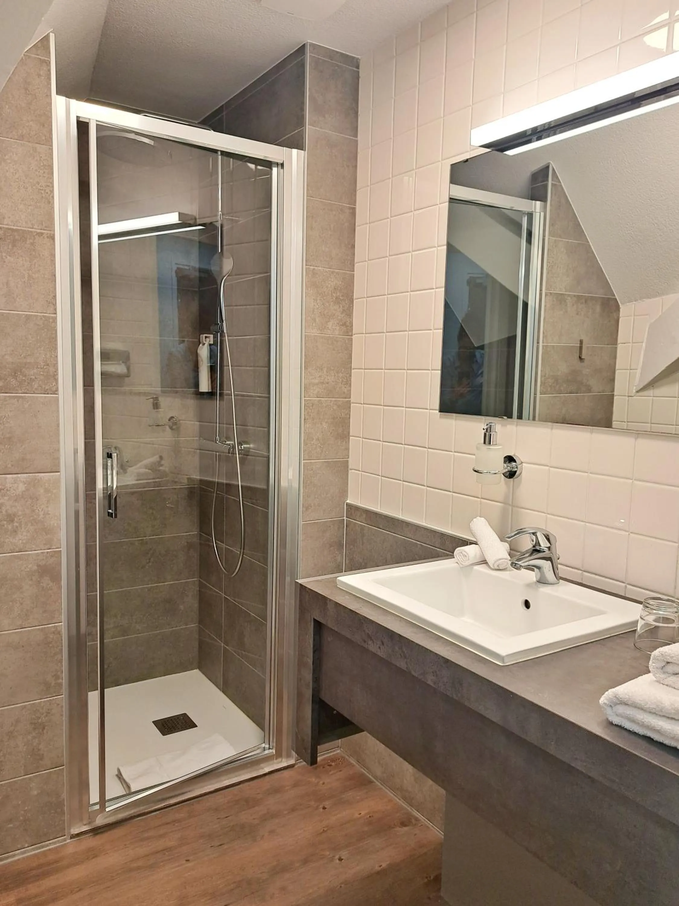 Shower in Hôtel des Princes, Chambéry Centre