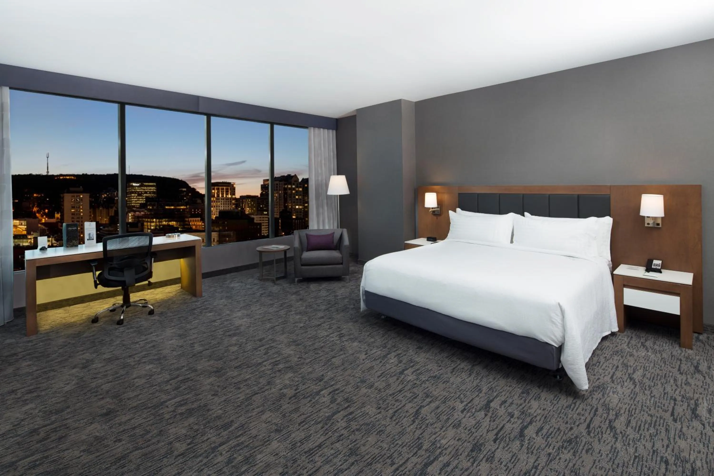 Bed in Holiday Inn Hotel & Suites - Montreal Centre-ville Ouest by IHG