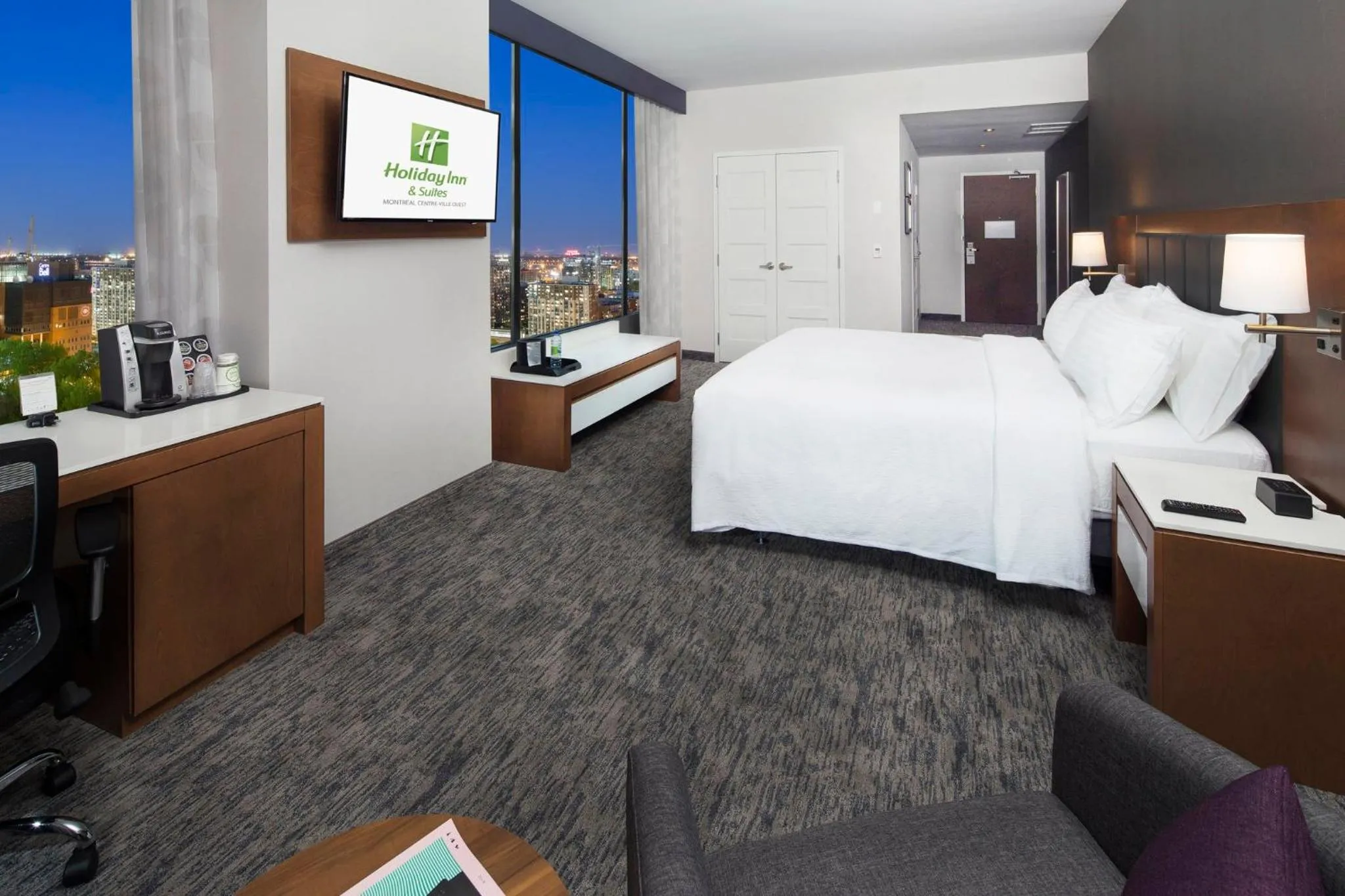 Photo of the whole room, Bed in Holiday Inn Hotel & Suites - Montreal Centre-ville Ouest by IHG