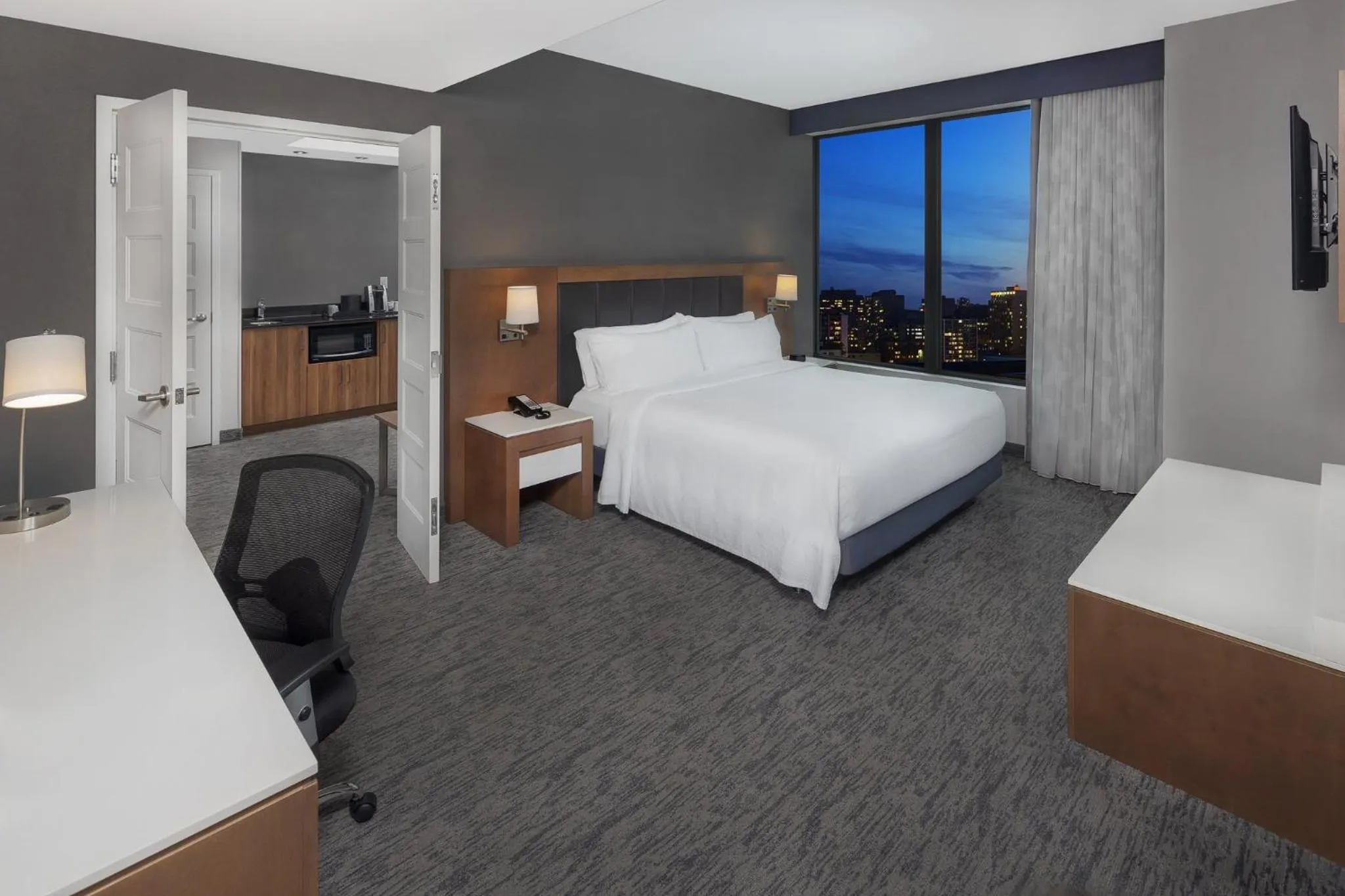 Photo of the whole room, Bed in Holiday Inn Hotel & Suites - Montreal Centre-ville Ouest by IHG