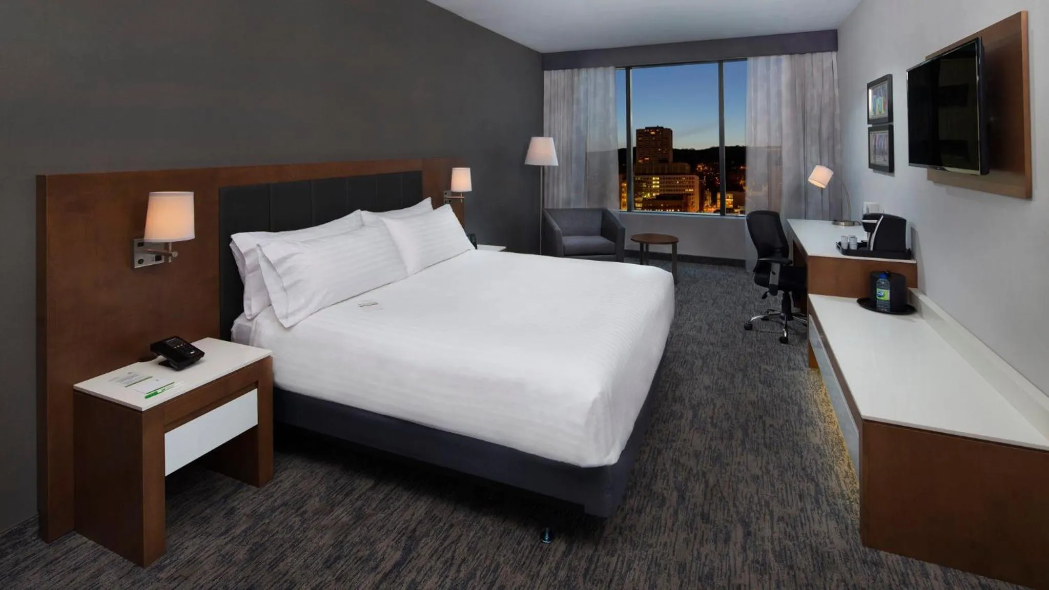 Photo of the whole room, Bed in Holiday Inn Hotel & Suites - Montreal Centre-ville Ouest by IHG