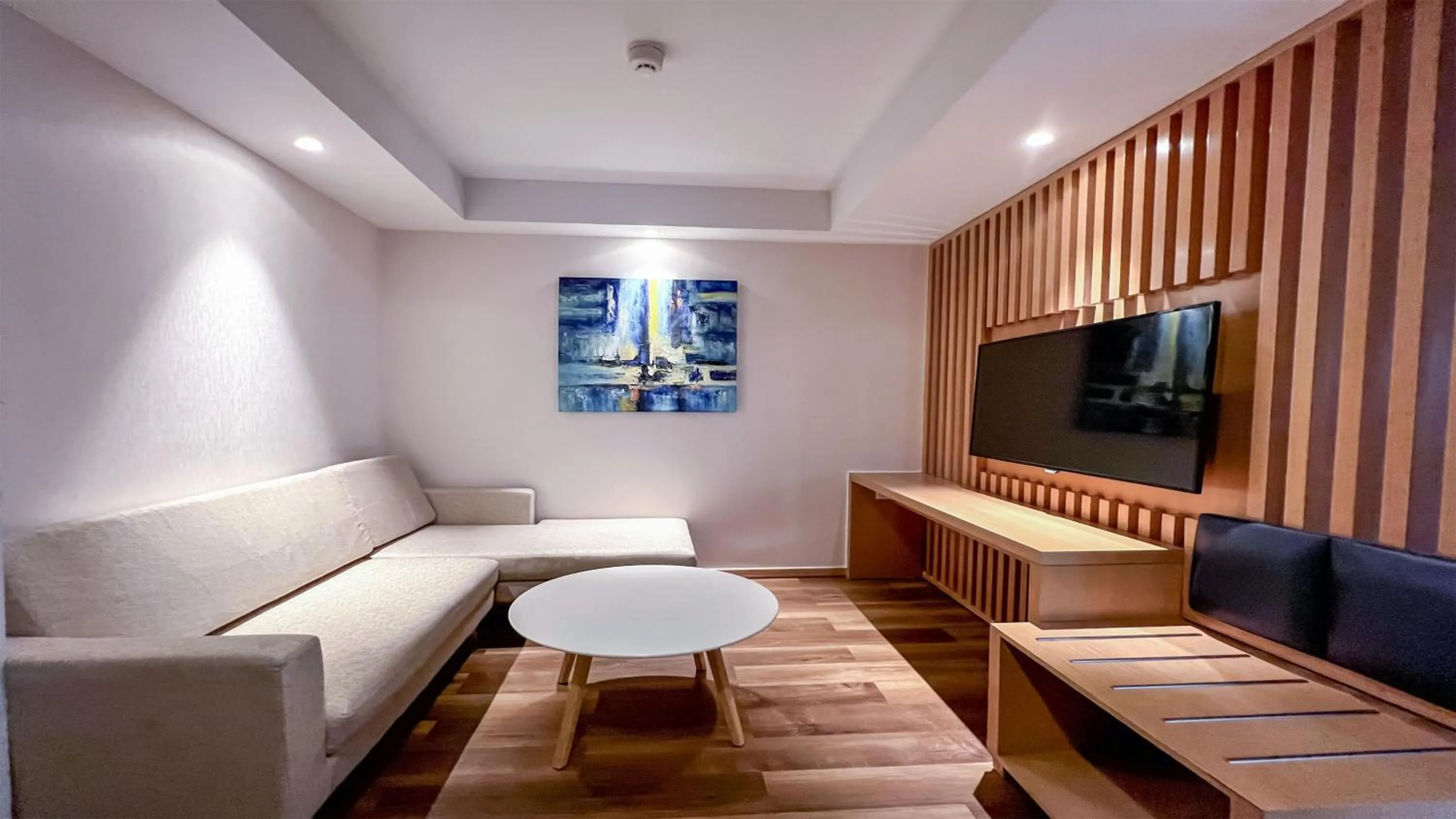 Photo of the whole room, Seating Area in Holiday Inn Express Zhangjiakou Park View, an IHG Hotel