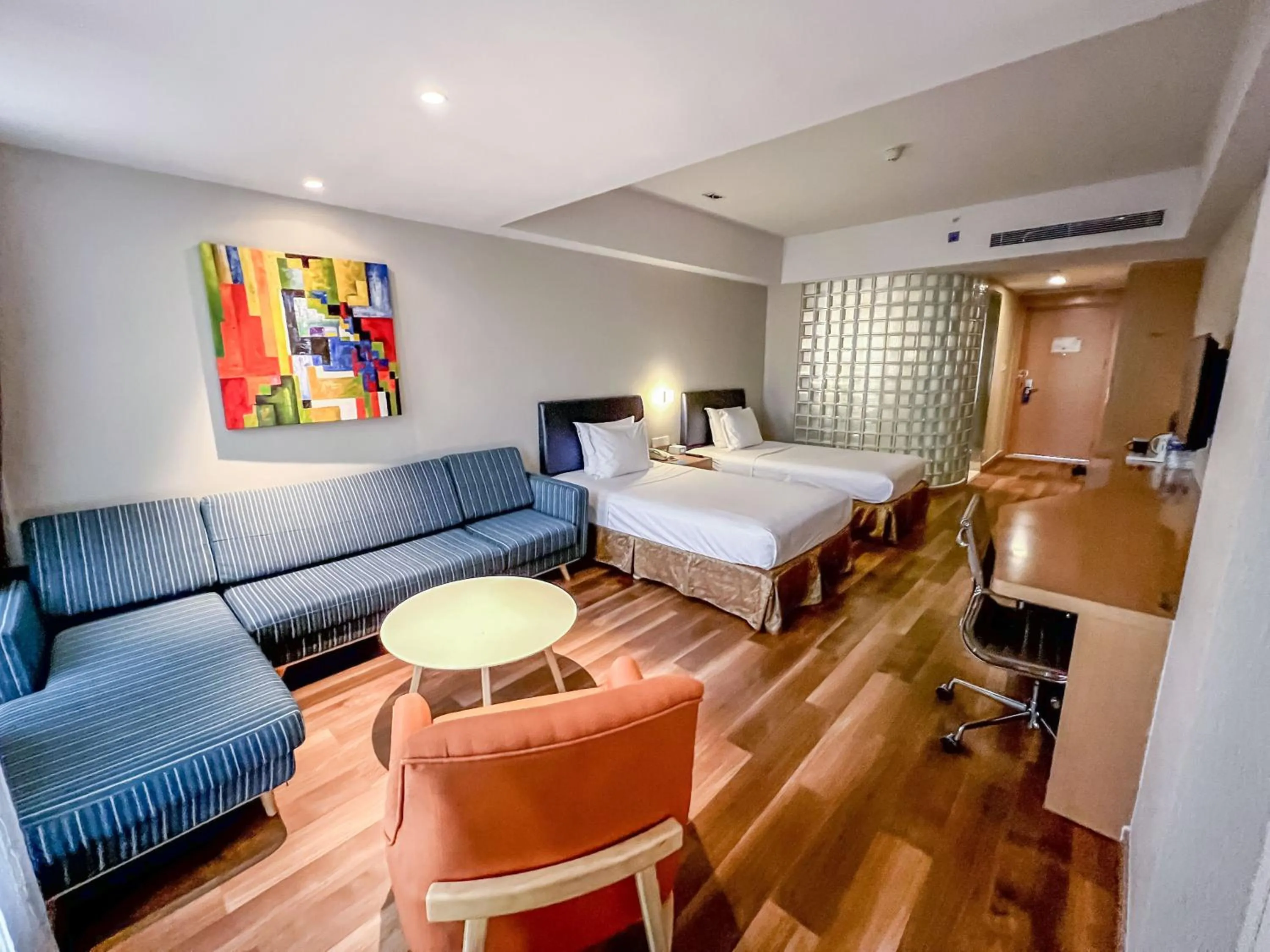 TV and multimedia in Holiday Inn Express Zhangjiakou Park View, an IHG Hotel