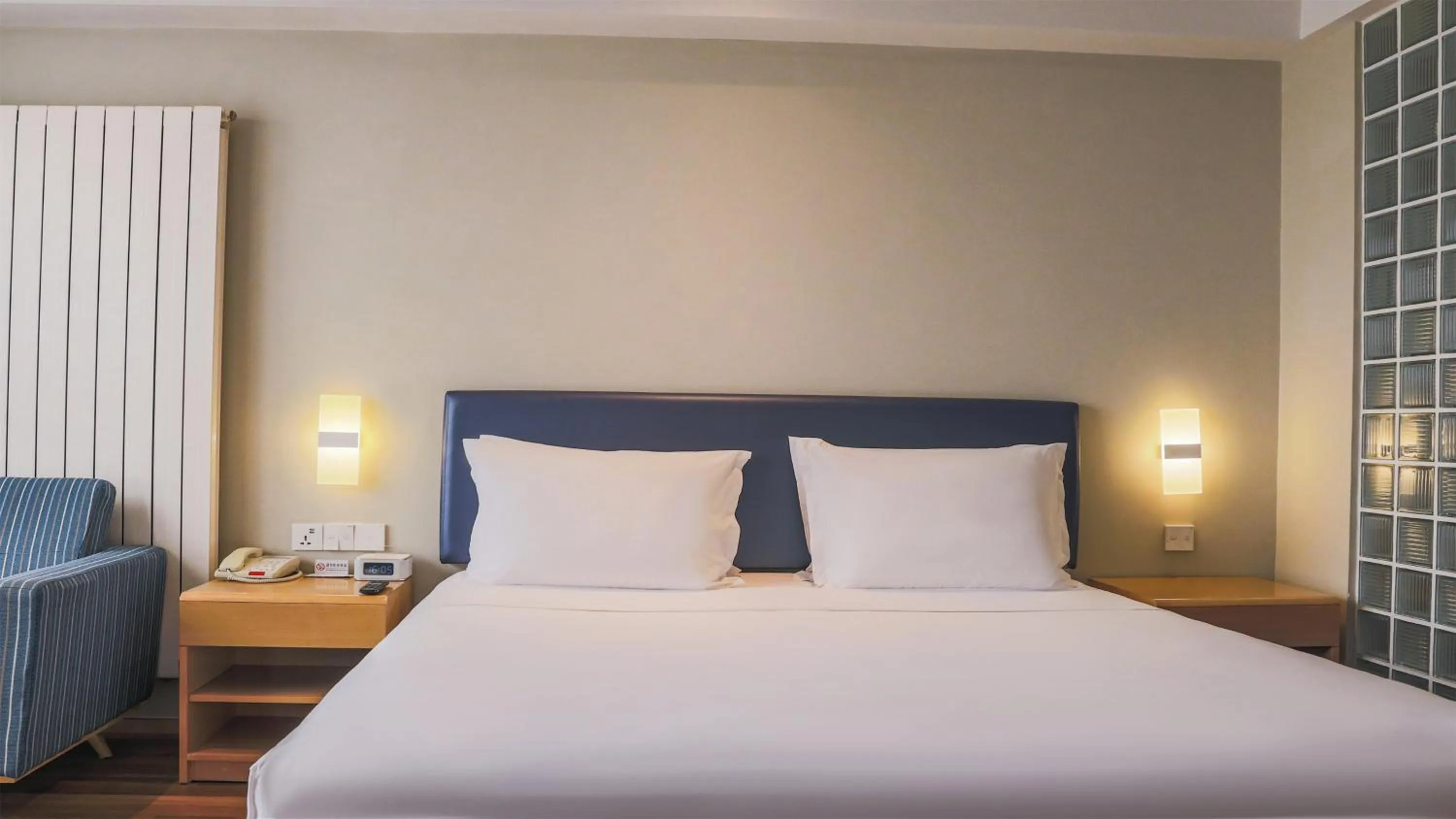 Photo of the whole room in Holiday Inn Express Zhangjiakou Park View, an IHG Hotel