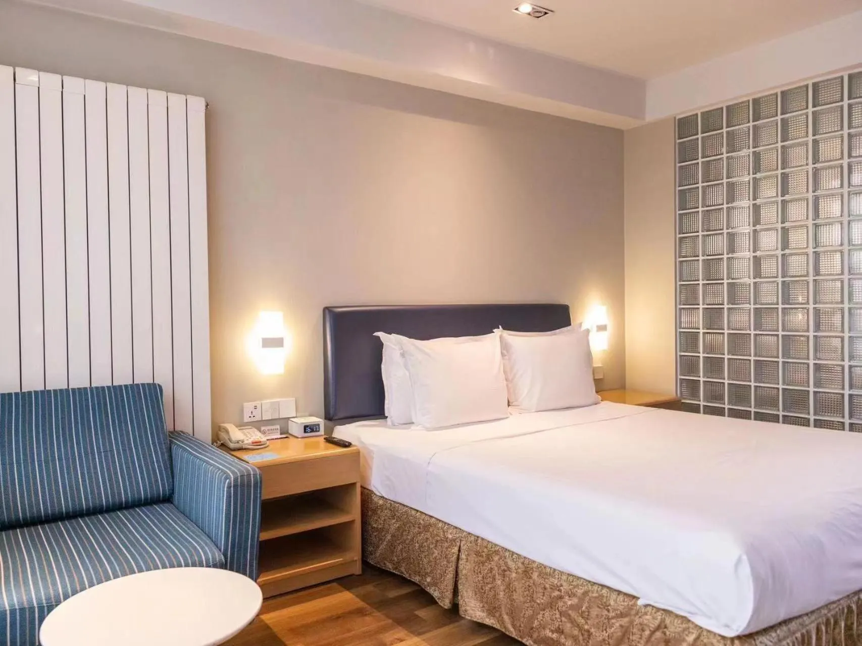 Bed in Holiday Inn Express Zhangjiakou Park View, an IHG Hotel