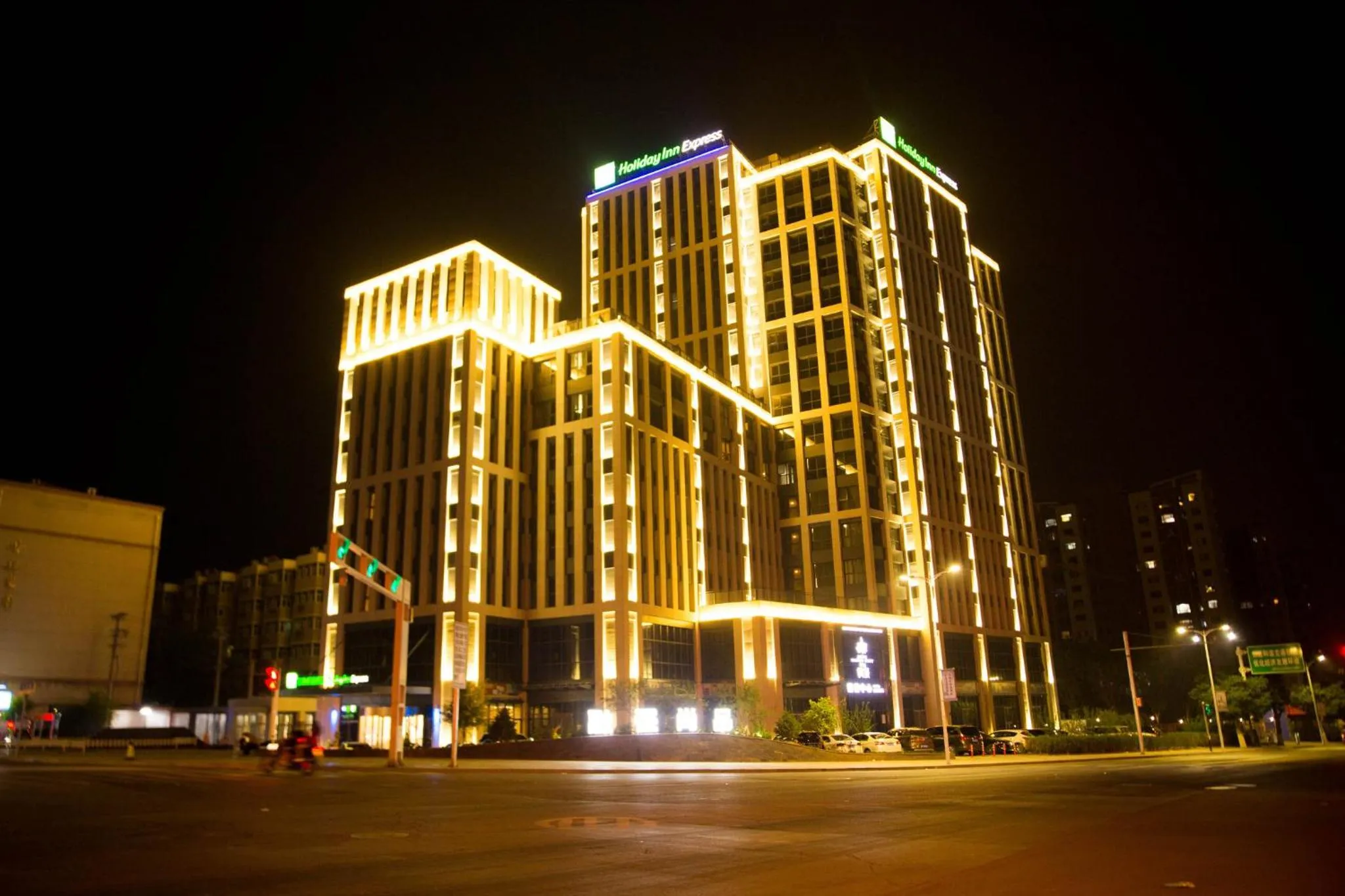 Property Building in Holiday Inn Express Zhangjiakou Park View, an IHG Hotel