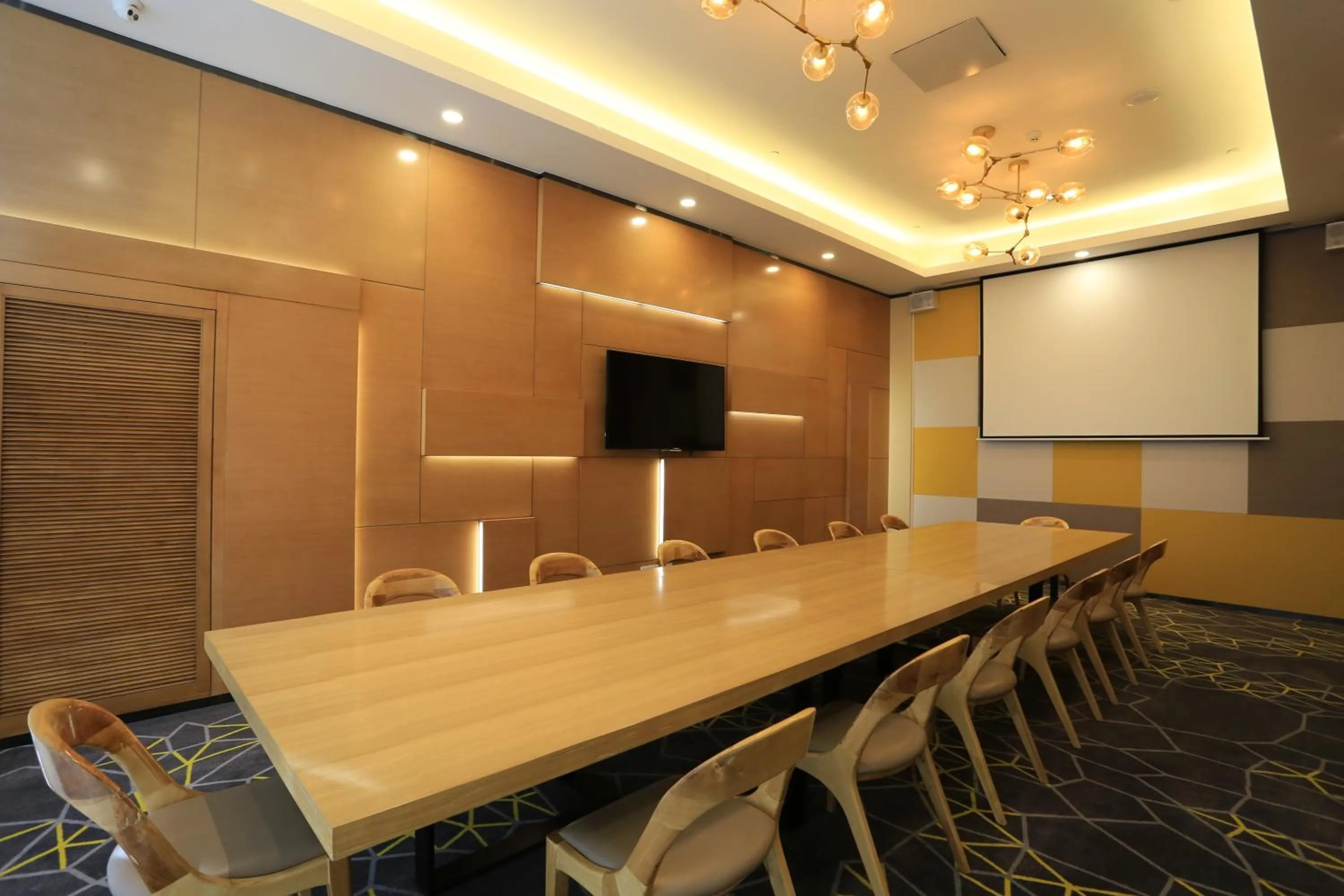 Meeting/conference room in Holiday Inn Express Zhangjiakou Park View, an IHG Hotel