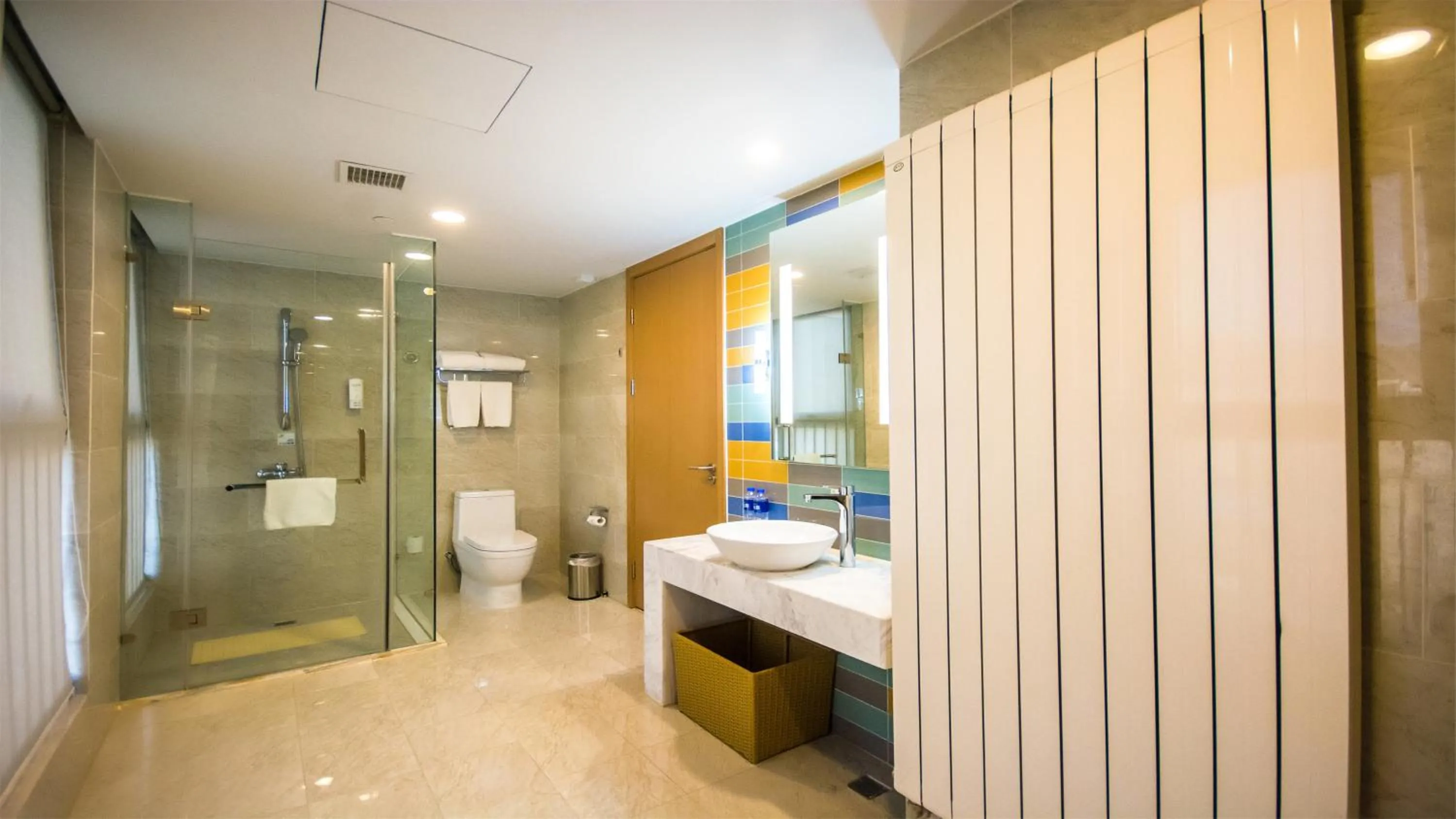 Photo of the whole room, Bathroom in Holiday Inn Express Zhangjiakou Park View, an IHG Hotel