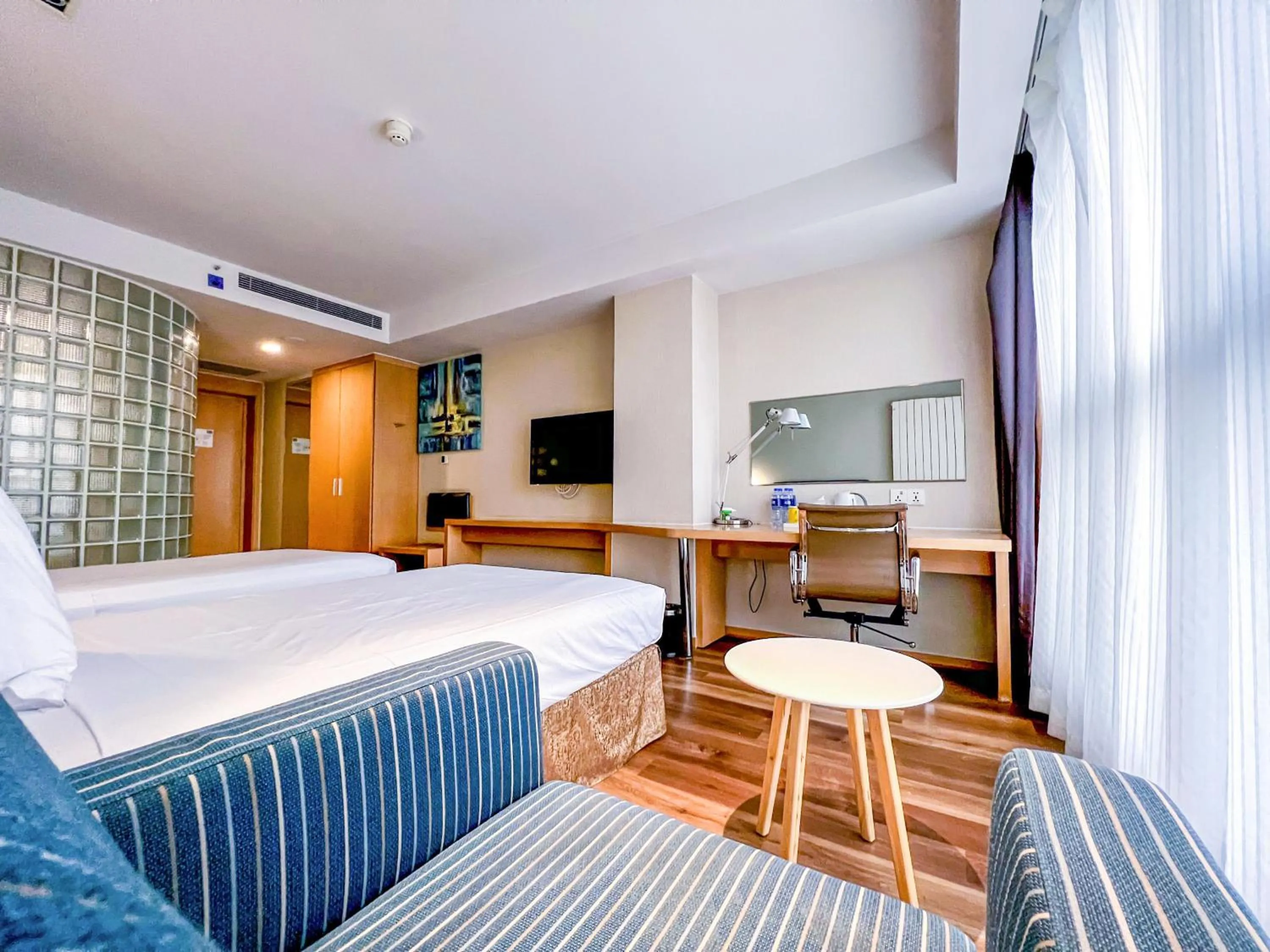 TV and multimedia in Holiday Inn Express Zhangjiakou Park View, an IHG Hotel