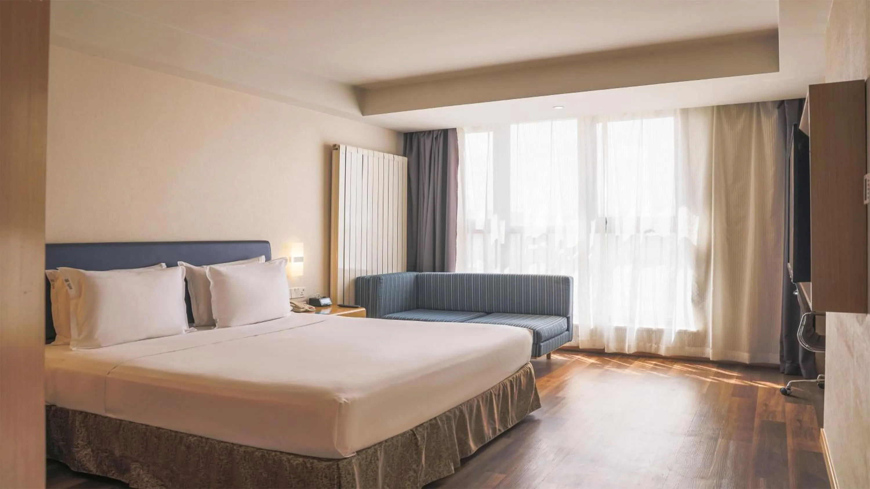 Photo of the whole room in Holiday Inn Express Zhangjiakou Park View, an IHG Hotel