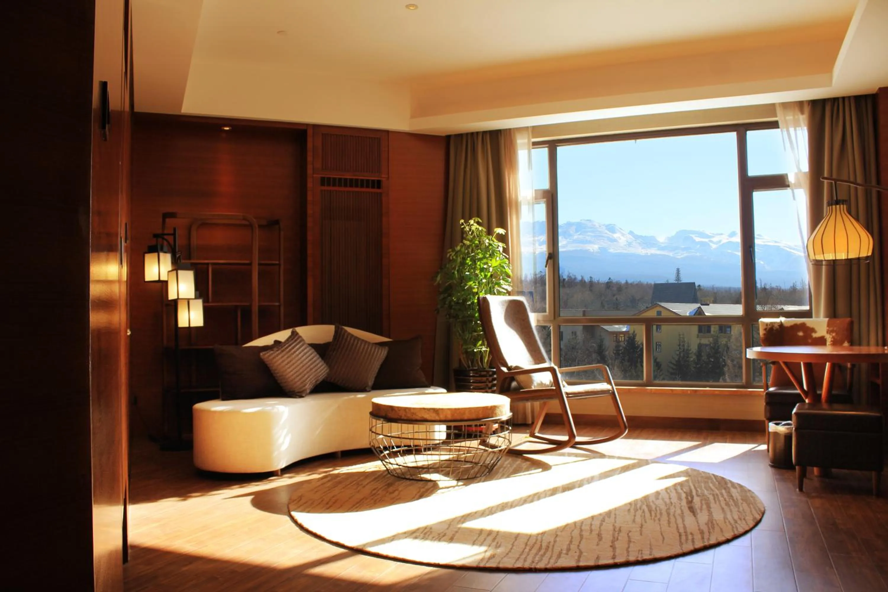 Living room in Crowne Plaza Resort Changbaishan Hot Spring by IHG