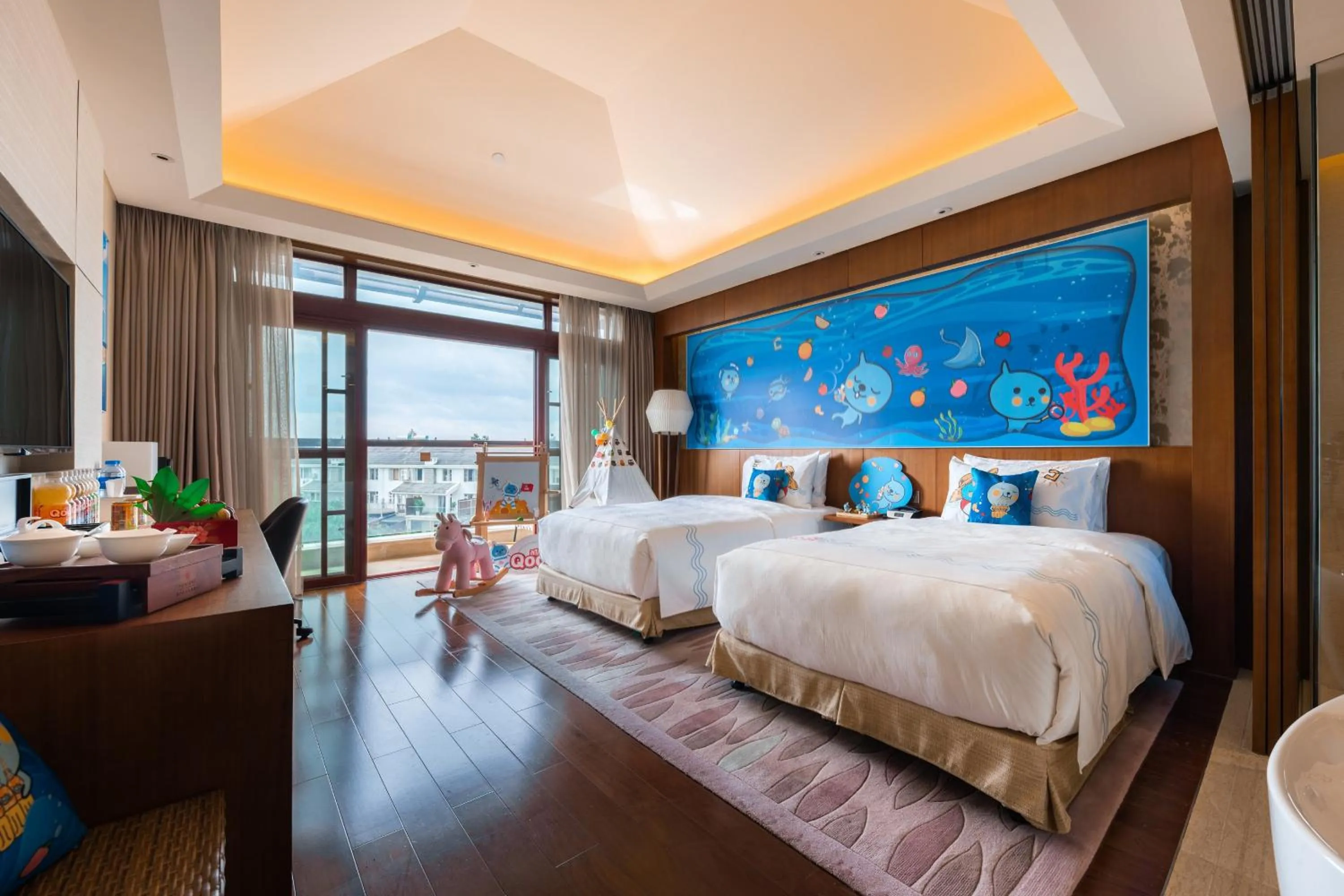 Photo of the whole room, Bed in HUALUXE Hotels & Resorts Kunming
