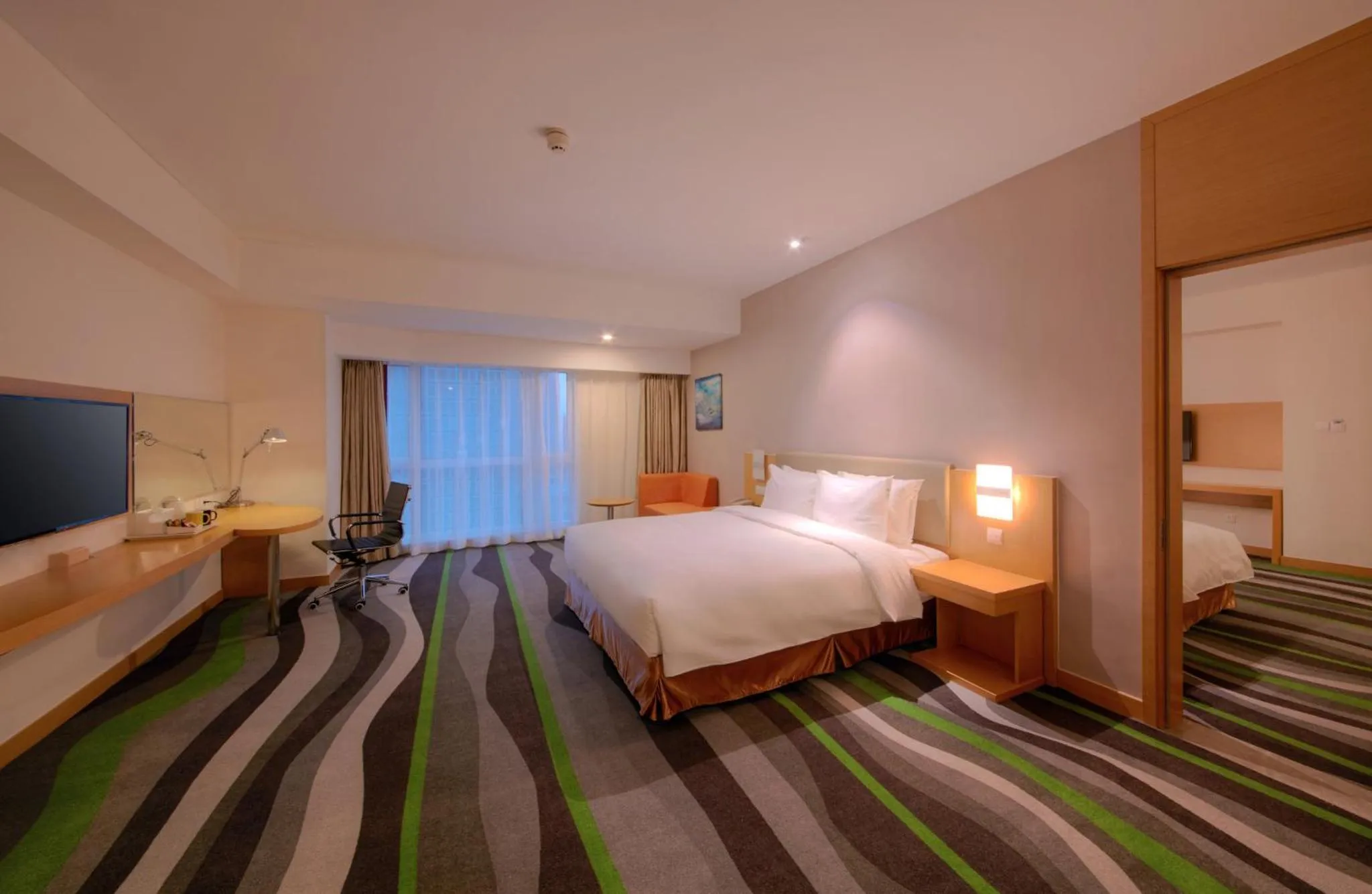 Photo of the whole room, Bed in Holiday Inn Express Tangshan Downtown by IHG
