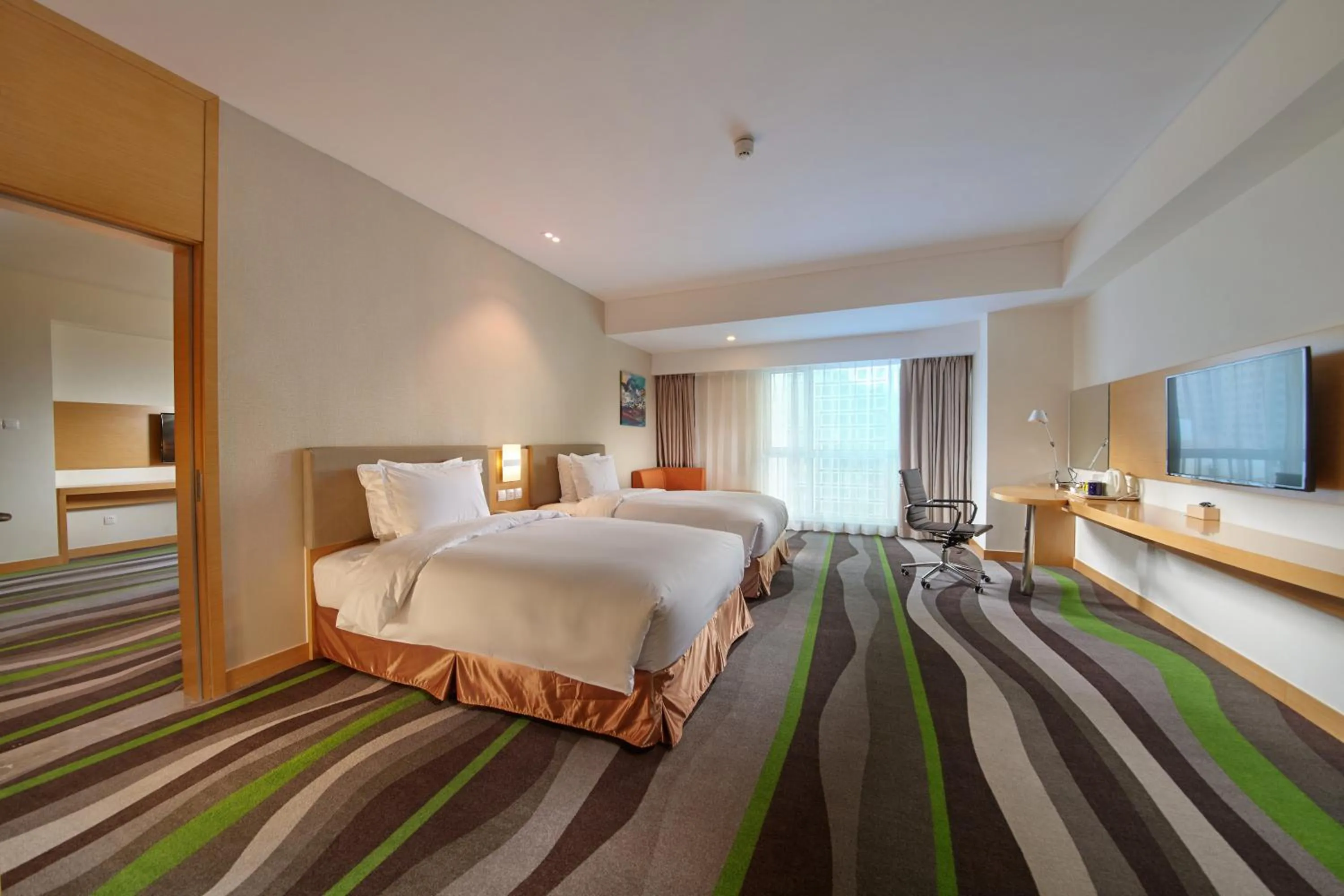 Photo of the whole room, Bed in Holiday Inn Express Tangshan Downtown by IHG