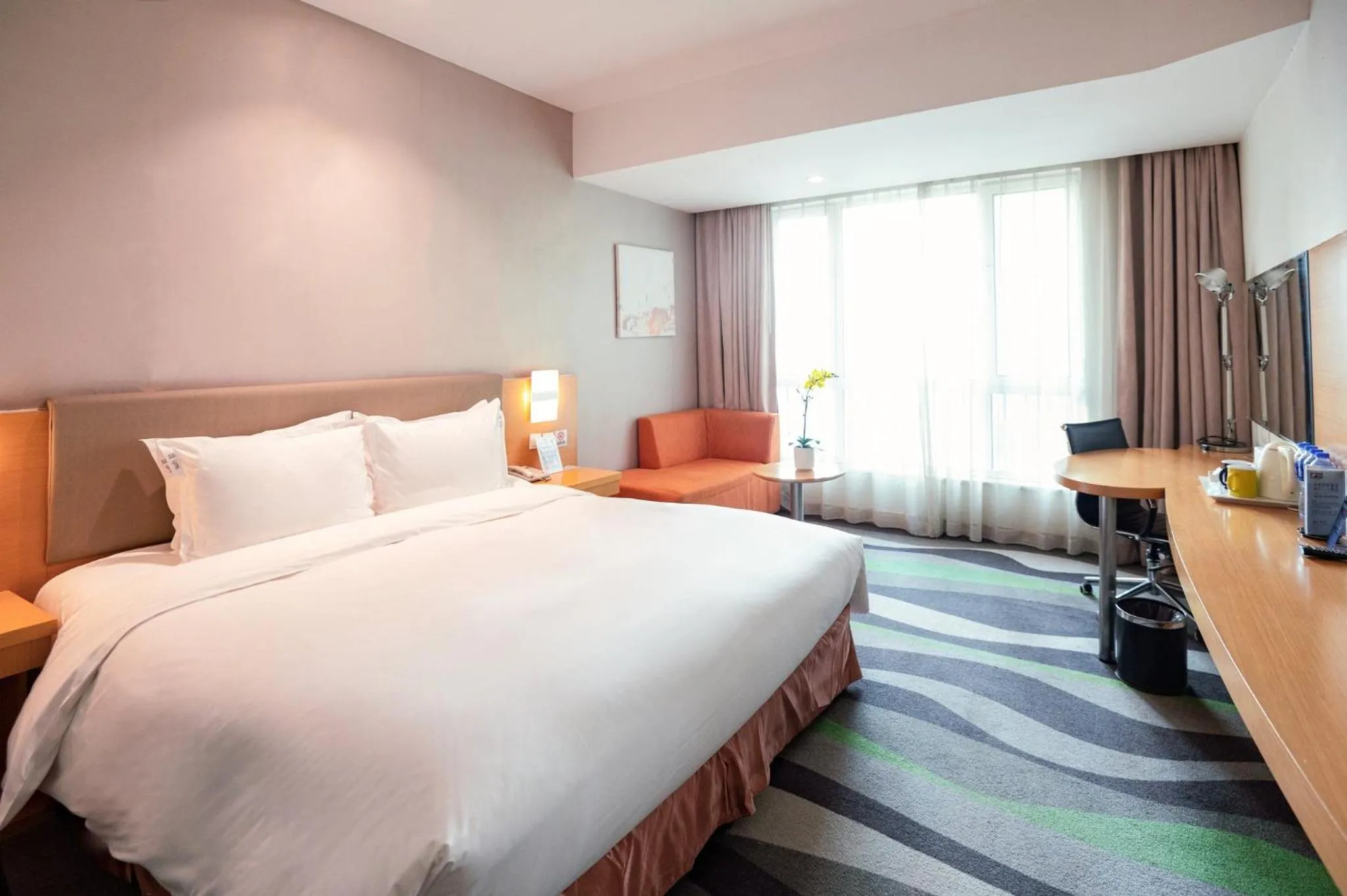 Photo of the whole room, Bed in Holiday Inn Express Tangshan Downtown by IHG