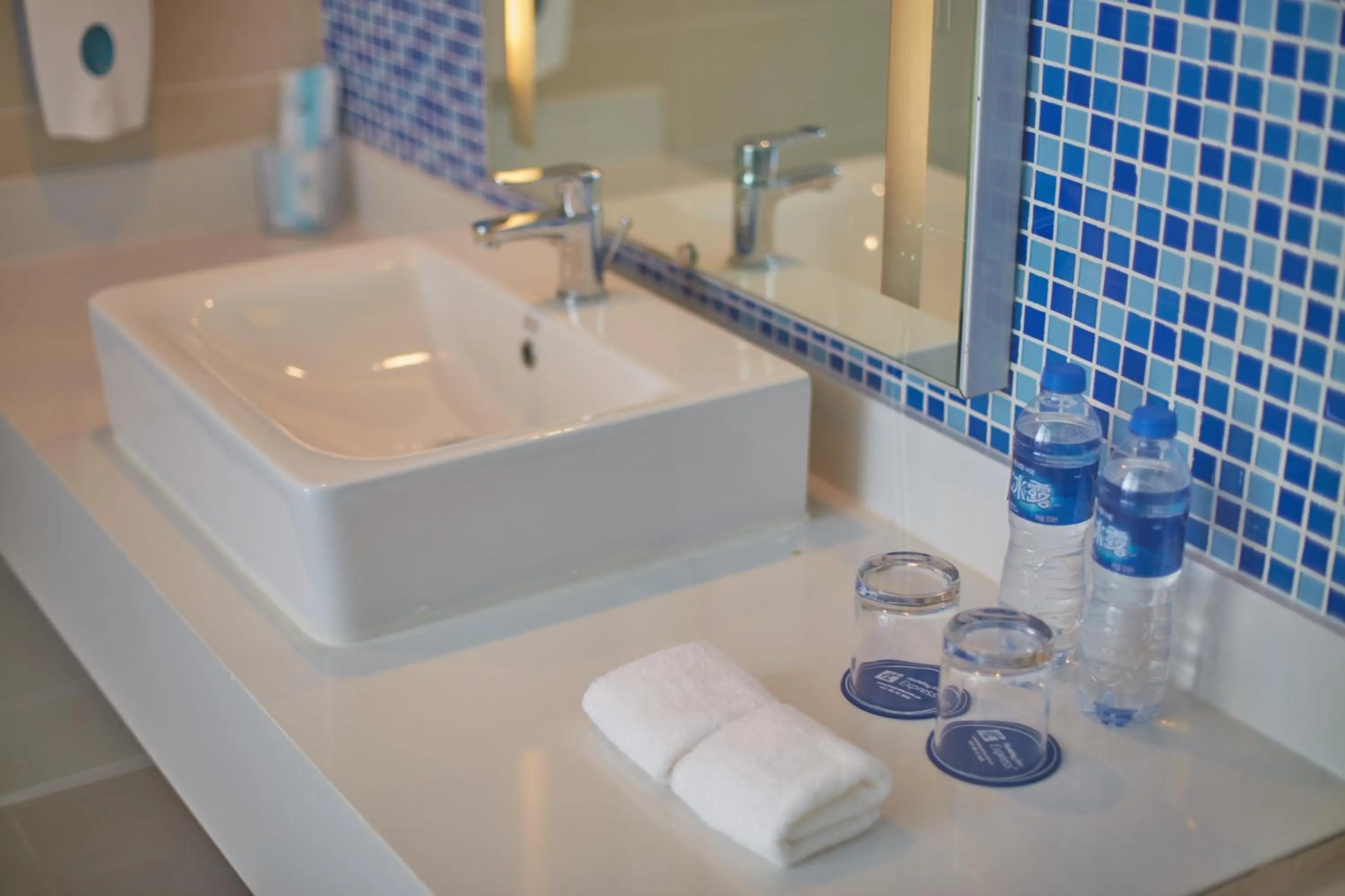 Bathroom in Holiday Inn Express Tangshan Downtown by IHG