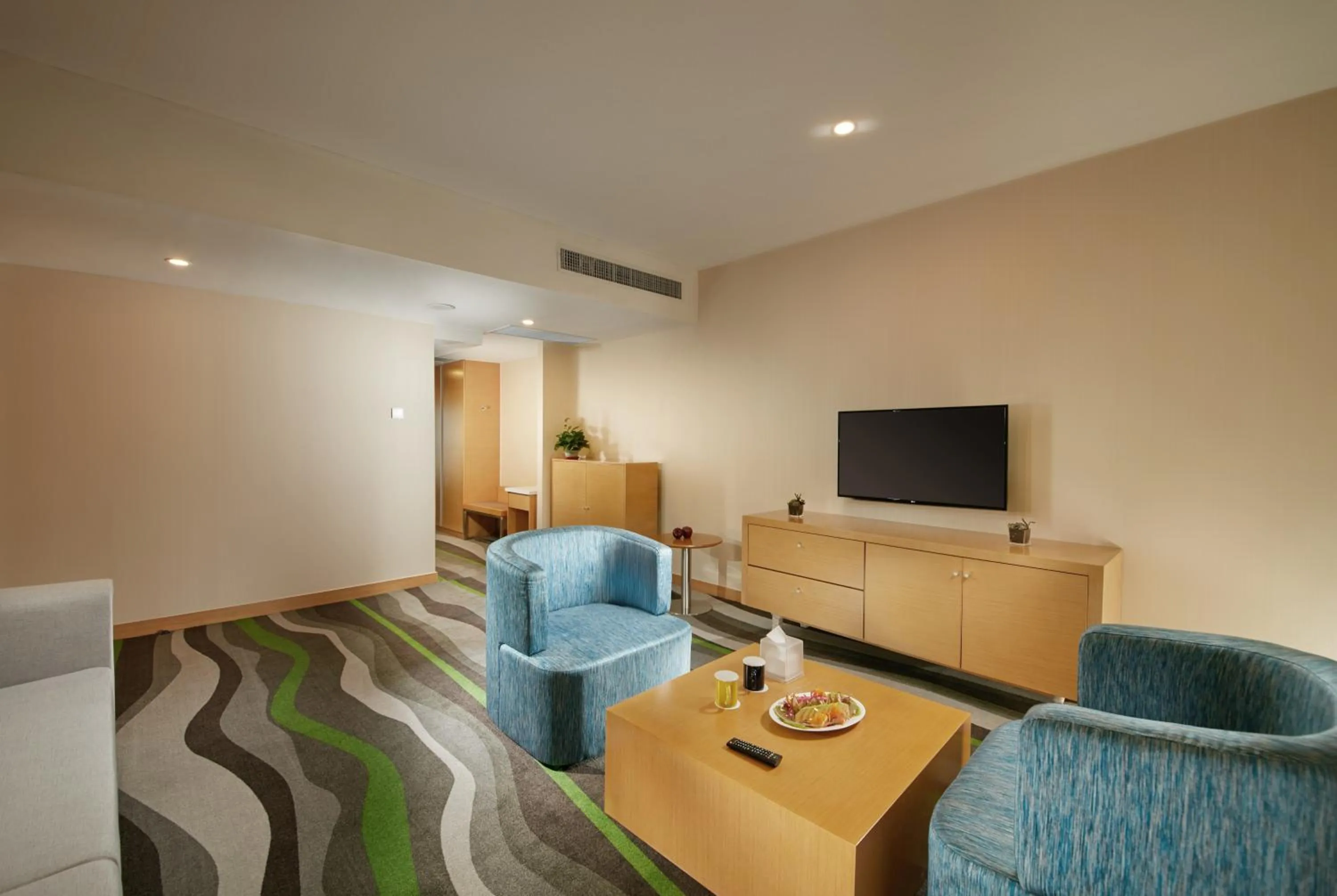 Living room in Holiday Inn Express Tangshan Downtown by IHG