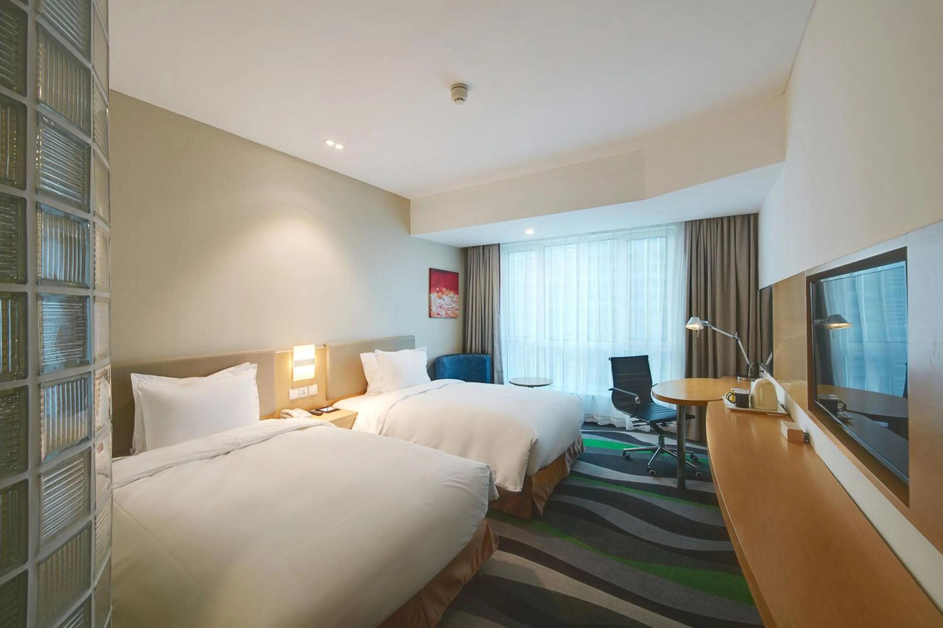 Photo of the whole room, Bed in Holiday Inn Express Tangshan Downtown by IHG