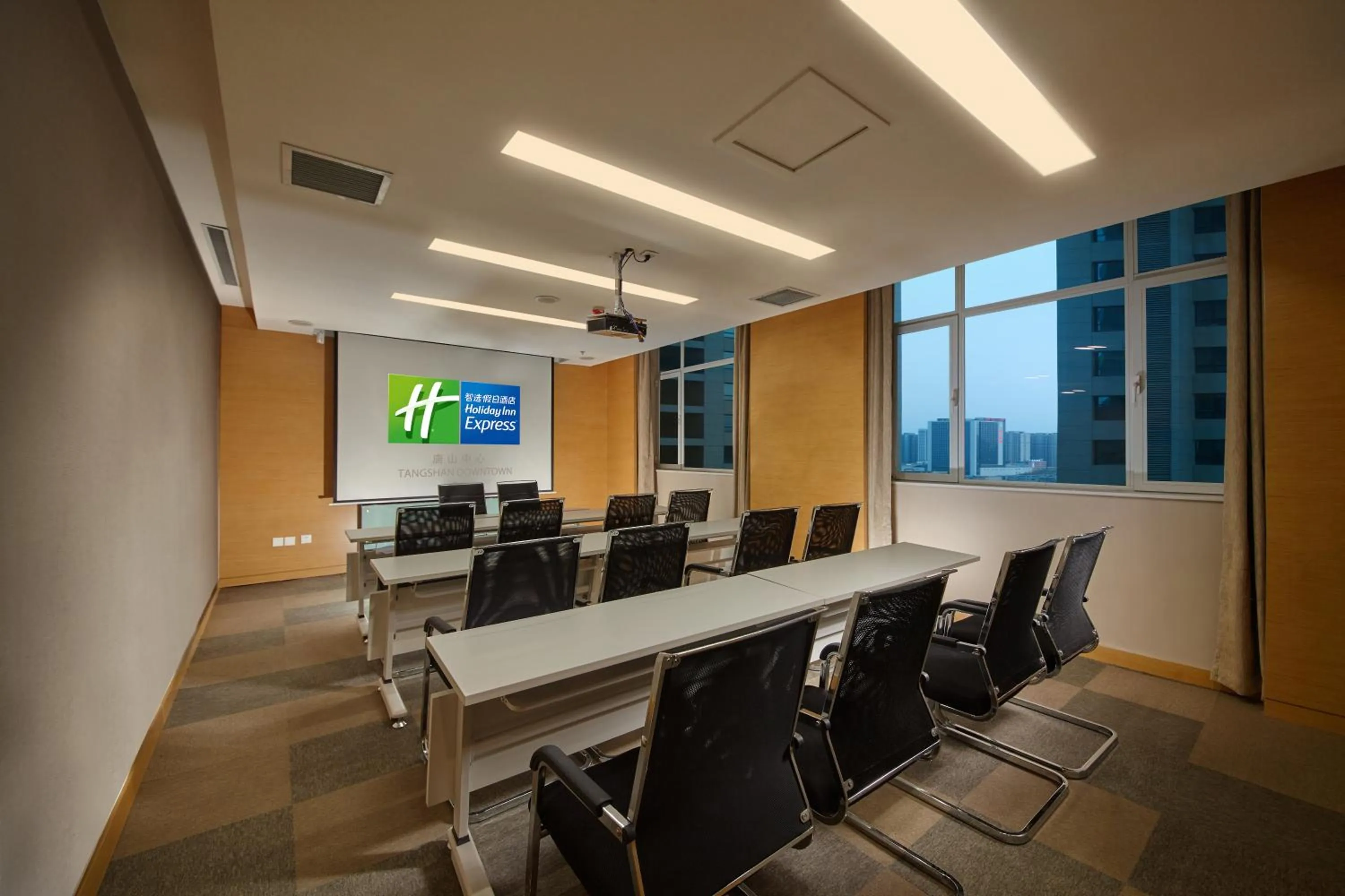 Meeting/conference room in Holiday Inn Express Tangshan Downtown by IHG