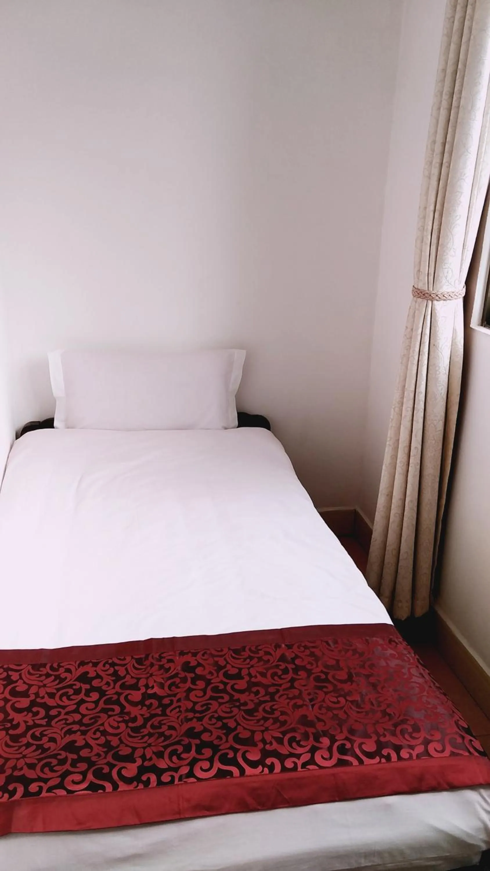 Bed in Evergreen Hotel