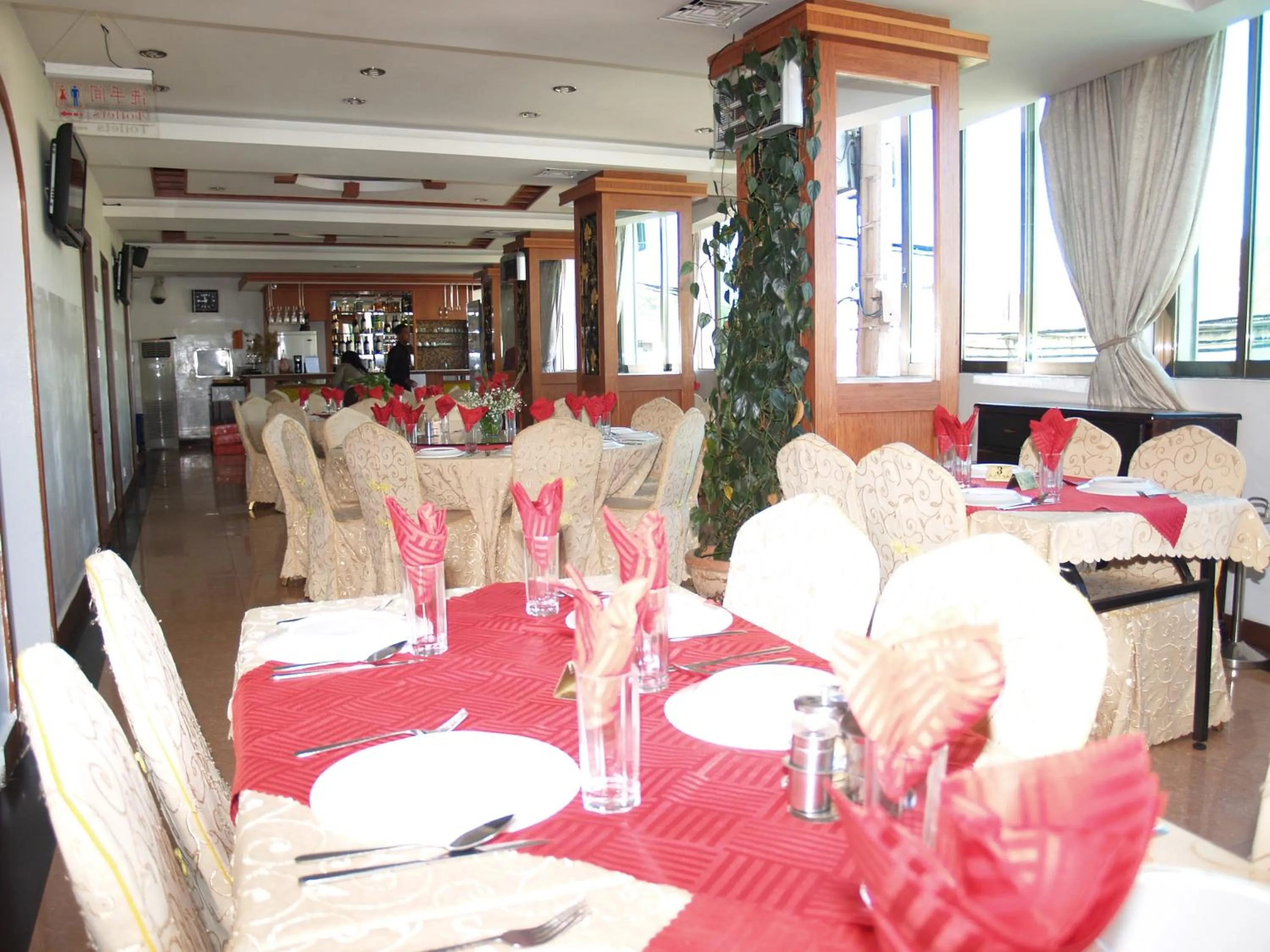 Restaurant/places to eat in Evergreen Hotel