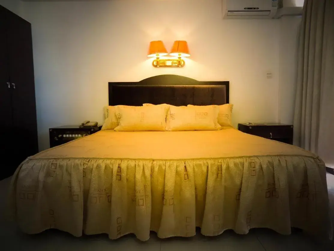 Suite with Balcony in Evergreen Hotel Suite with Balcony in Evergreen Hotel