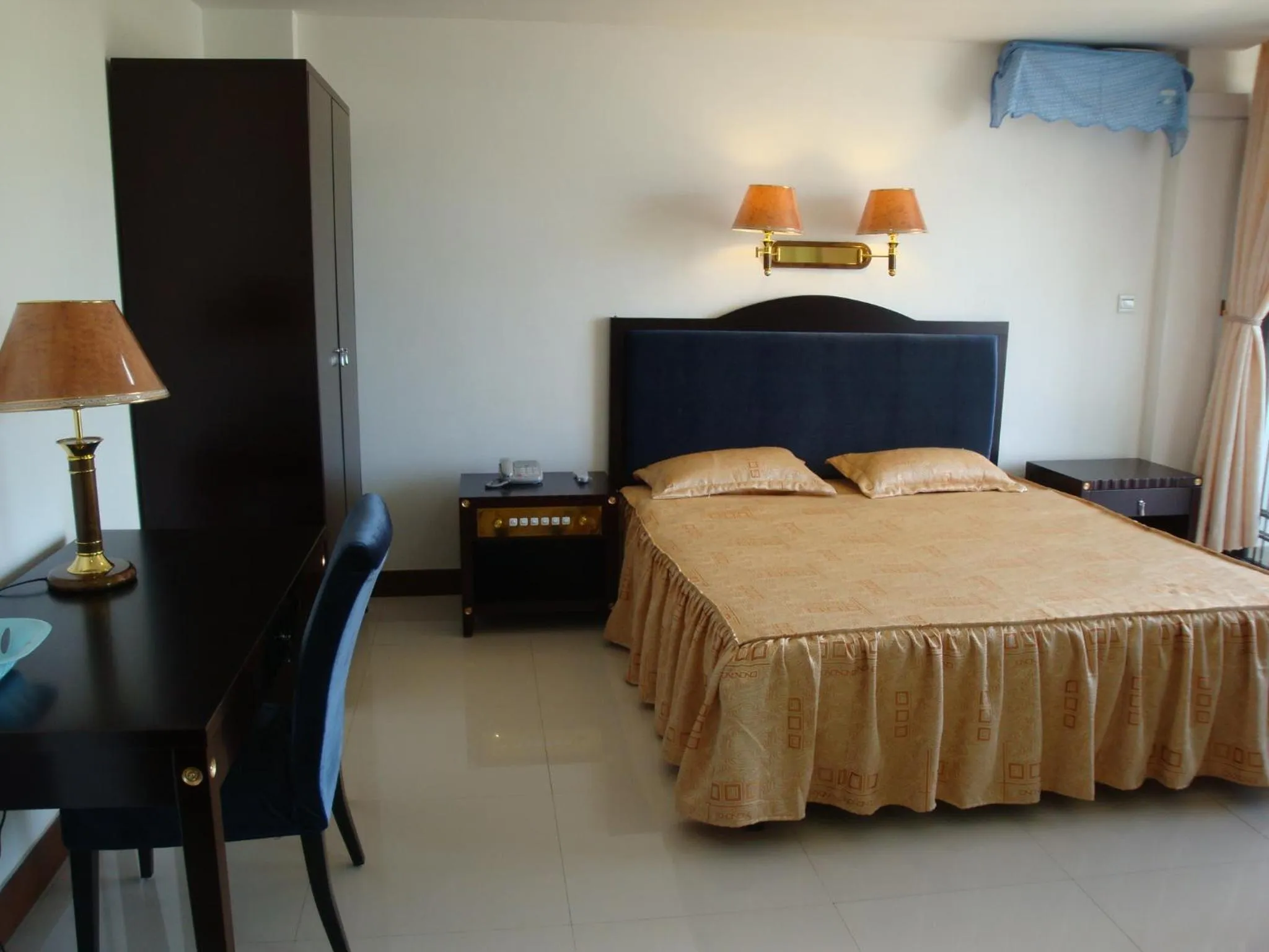 Bed in Evergreen Hotel