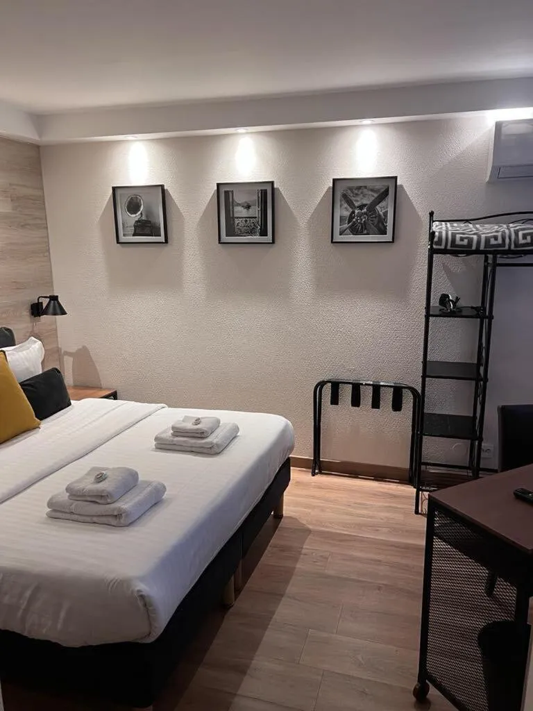 Bedroom, Bed in Au Bec Fin Hôtel