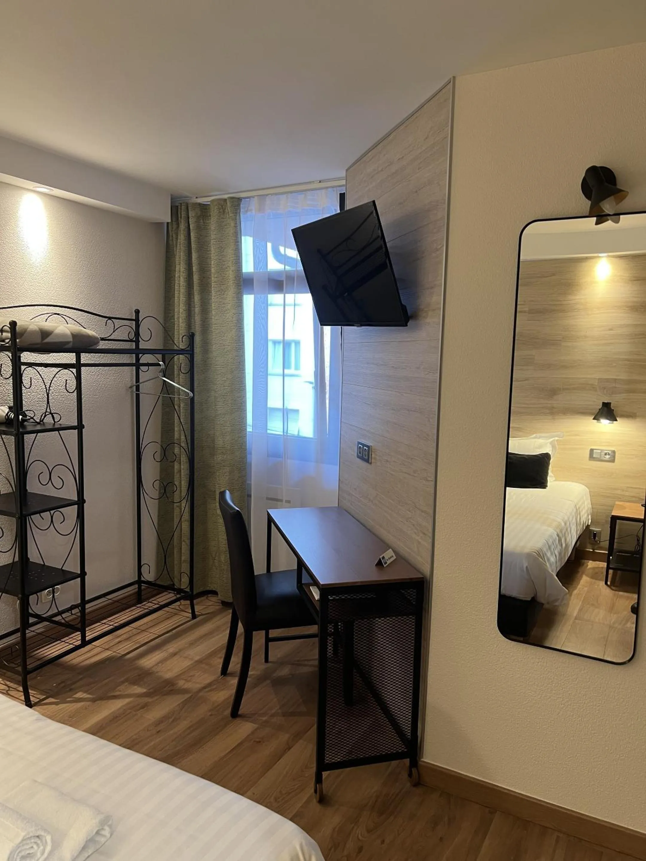 Bedroom, Bed in Au Bec Fin Hôtel