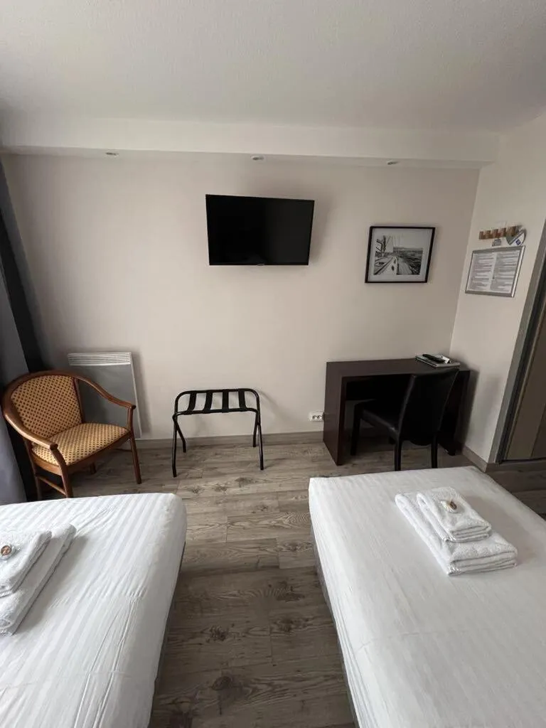 Bedroom, Bed in Au Bec Fin Hôtel