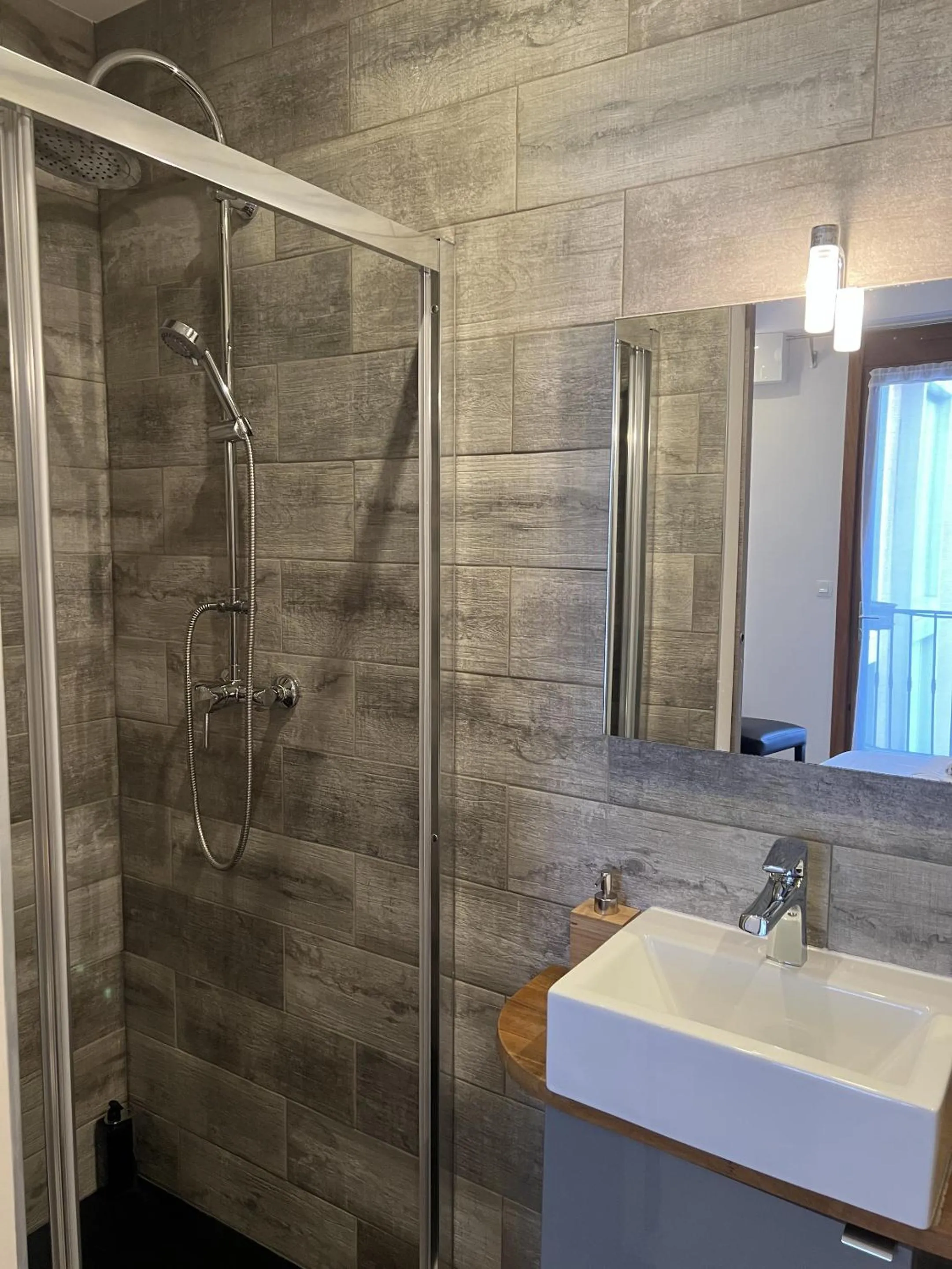 Bedroom in Au Bec Fin Hôtel